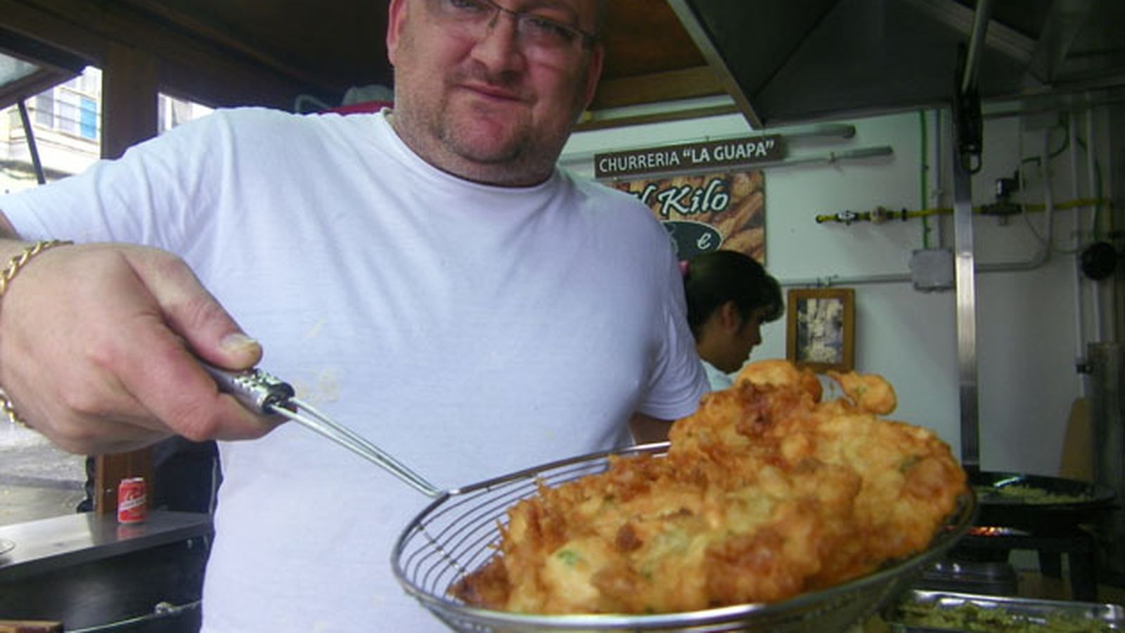 Jose Antonio Luna Velasco con las tortillitas de camarones de La Guapa