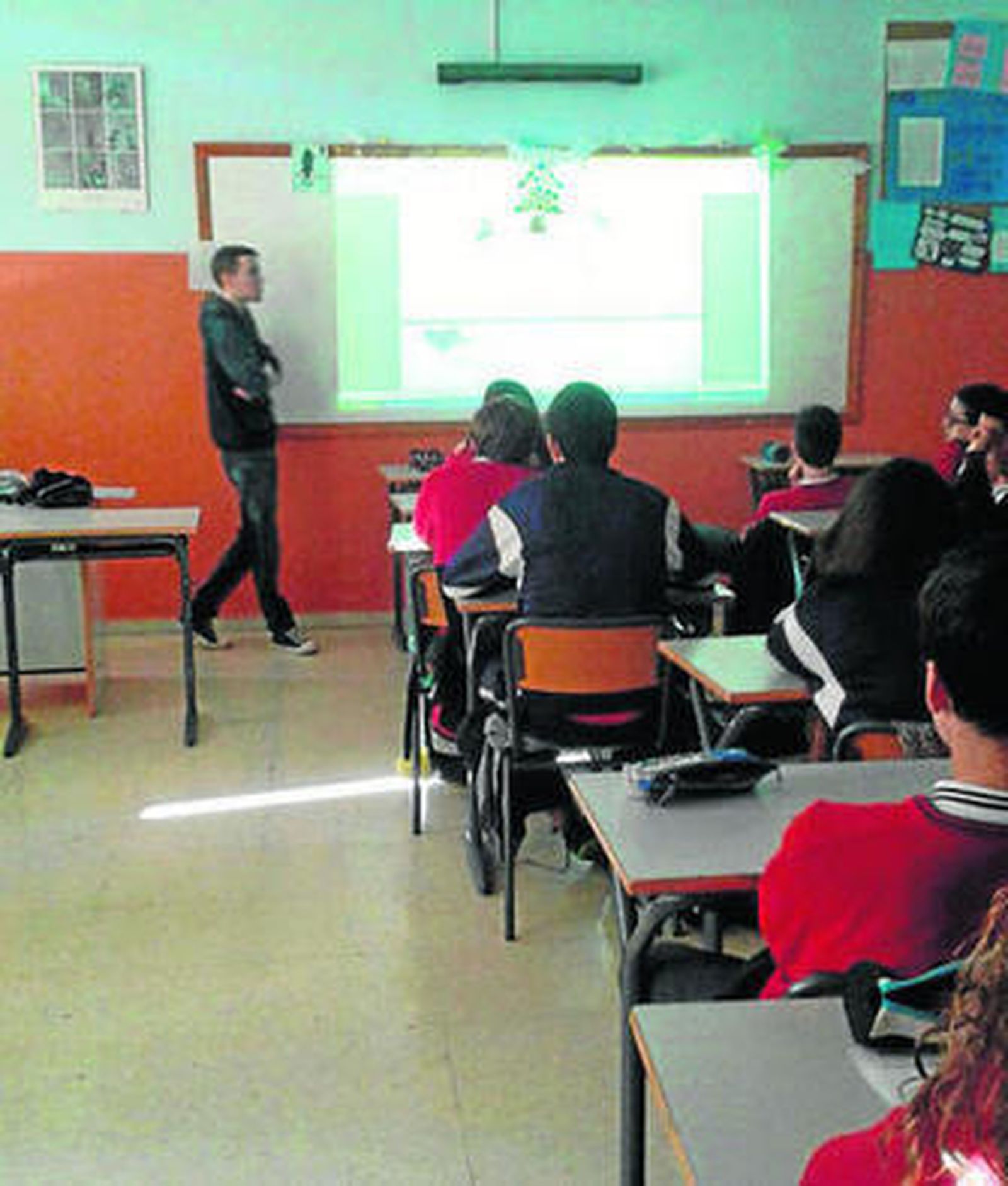 Un voluntario de ACD les explicó los riesgos a los alumnos.