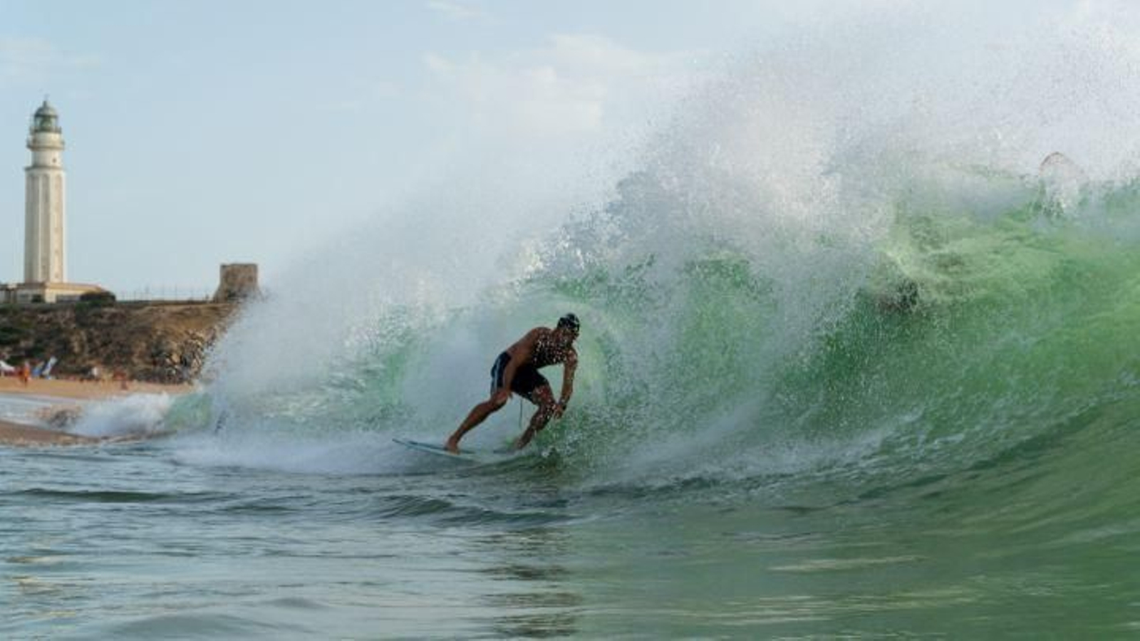 Skimboard en la playa Faro de Trafalgar