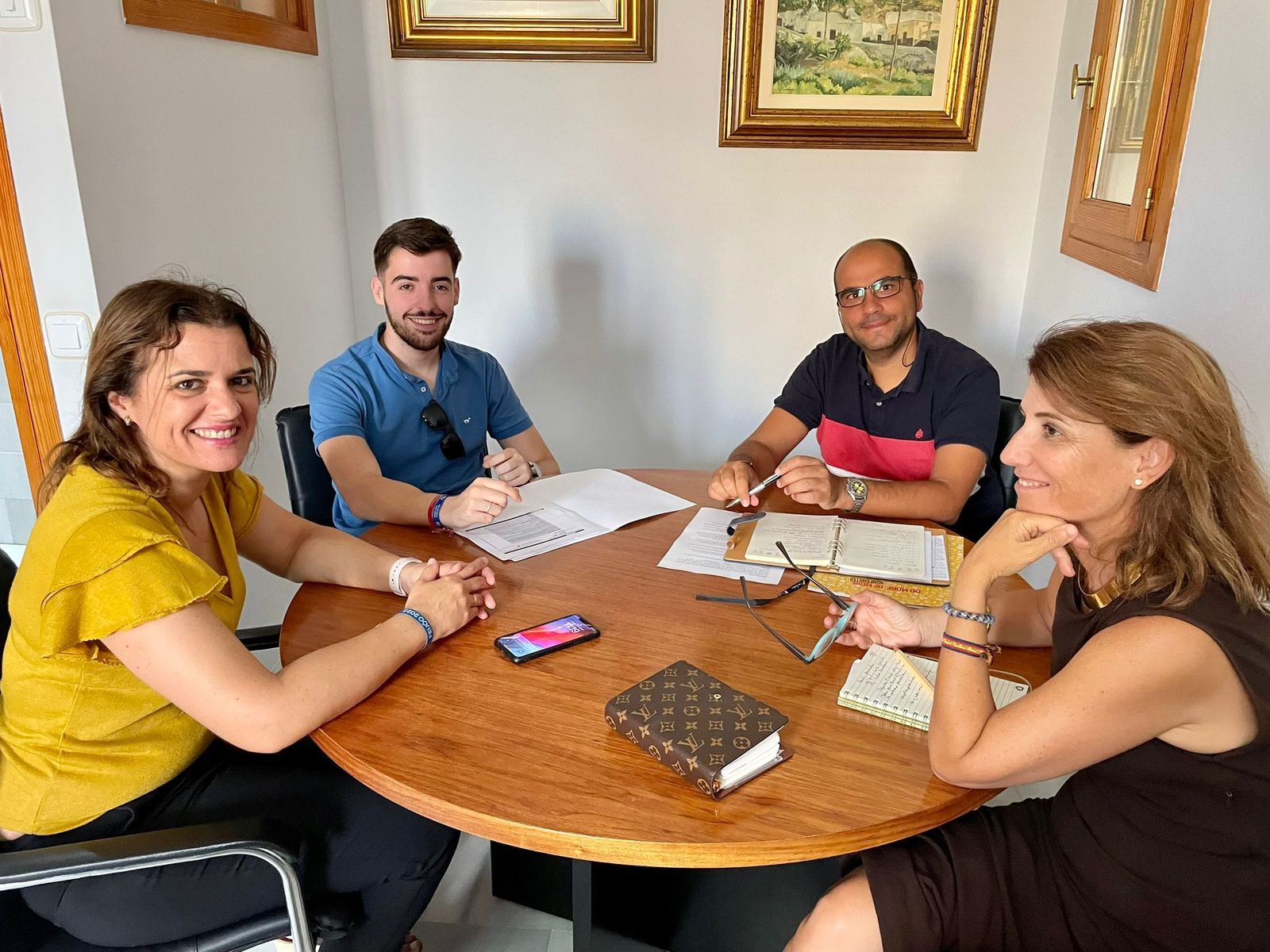 Reunión de la alcaldesa con responsables del IAJ.