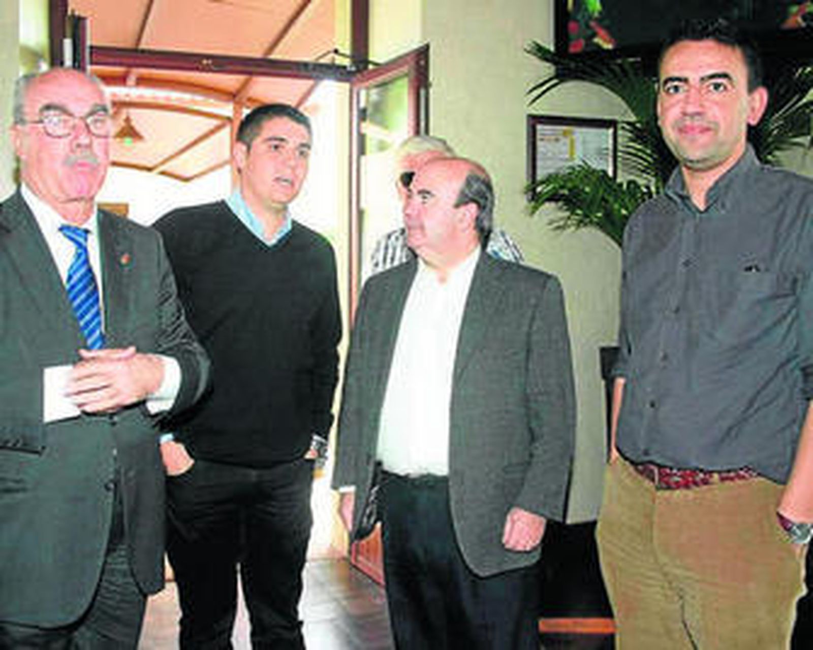 Iván Vázquez, entre Millán y Zarrías, junto a Mario Jiménez.