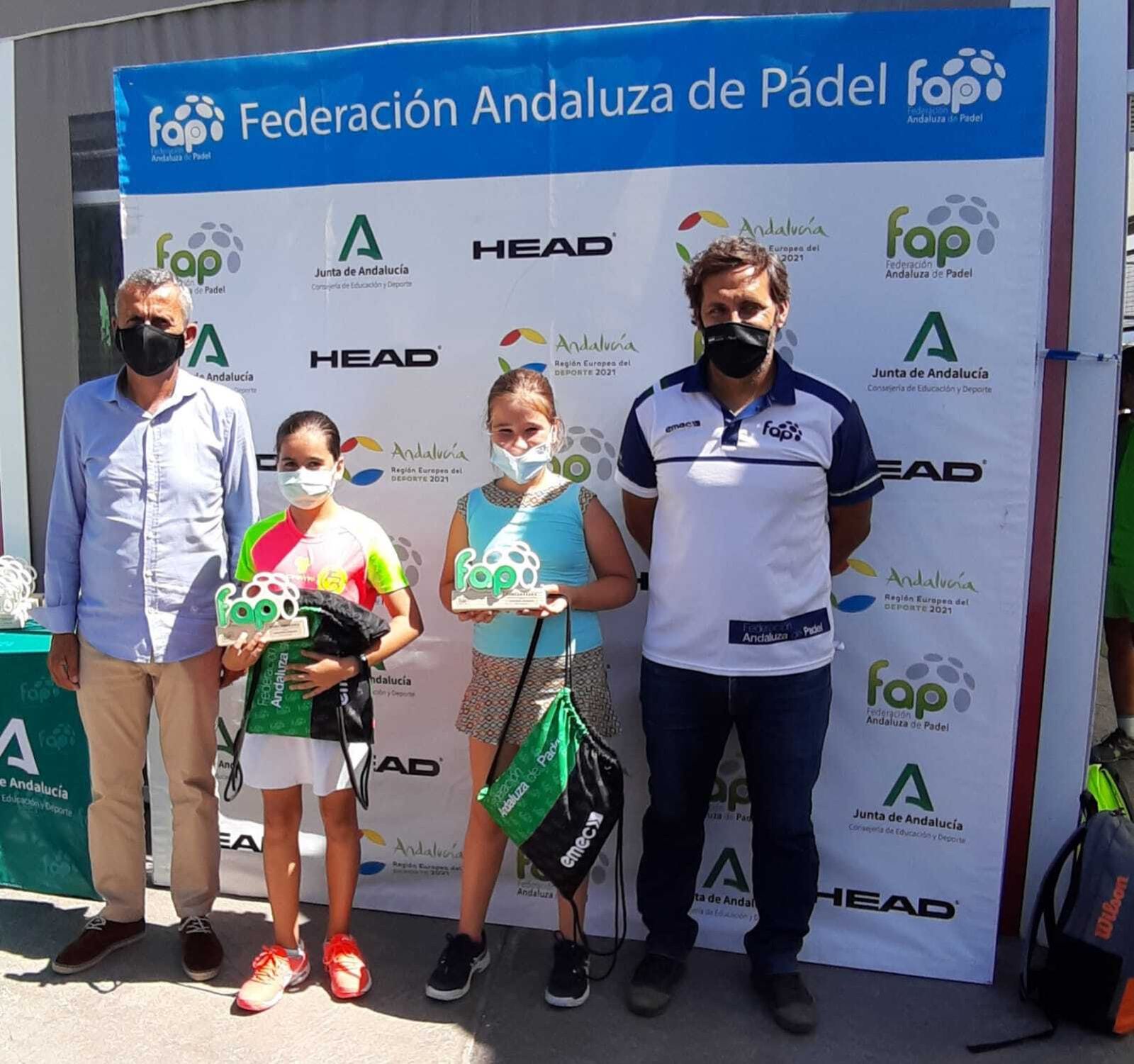 Berta Alemán (a la derecha), en la entrega de trofeos del campeonato de la Federación Andaluza de Pádel.
