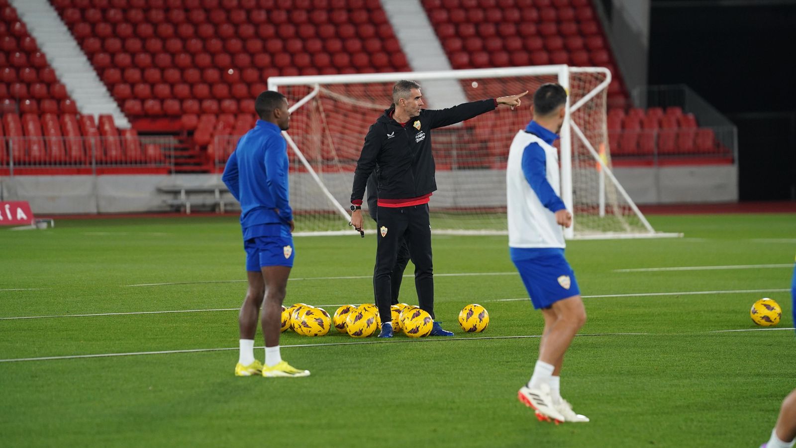 El entrenador unionista dirige un entrenamiento de su equipo en el Power Horse Stadium.