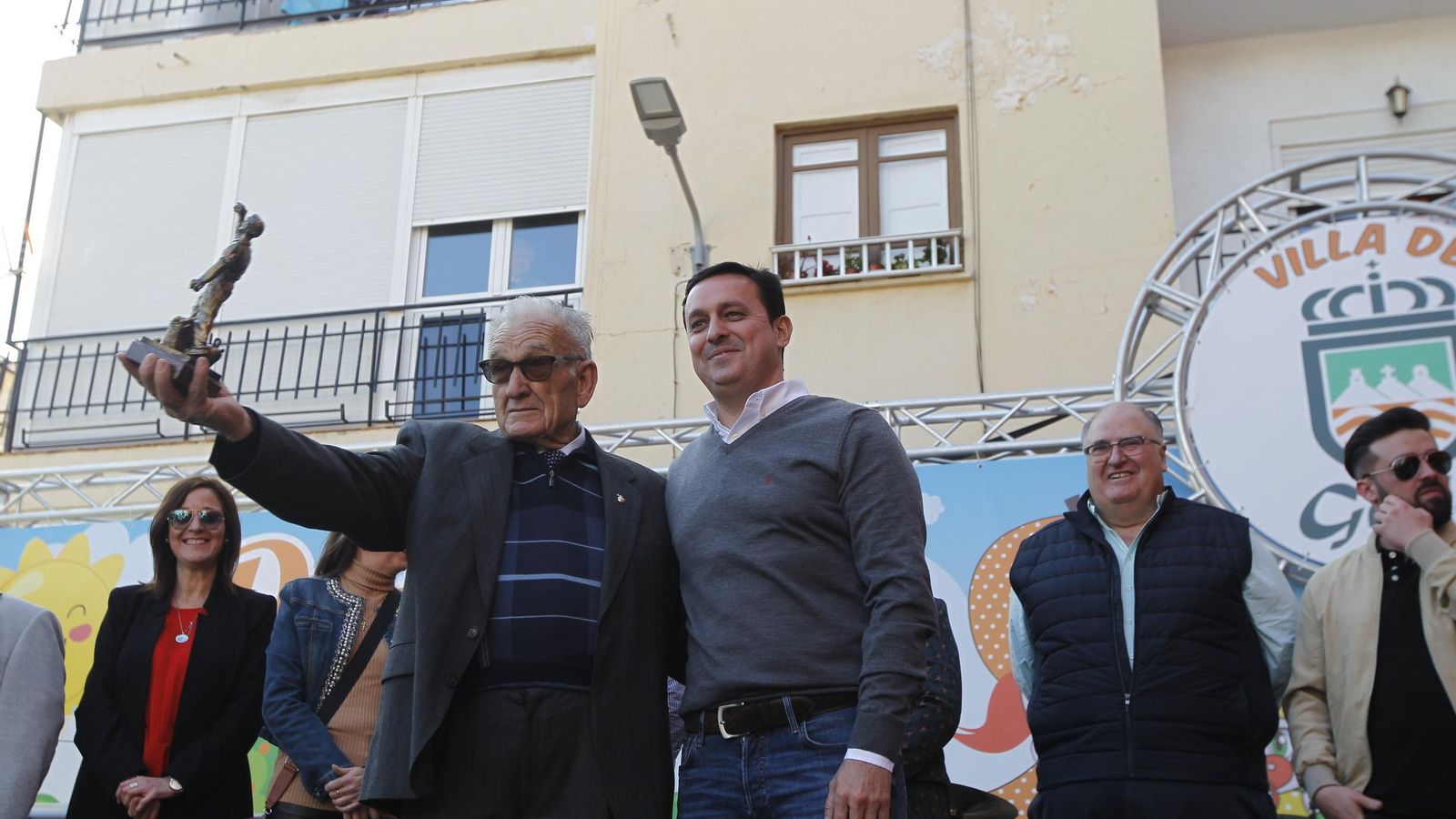 Javier A. García, con el galardonado con la Naranja de Oro.