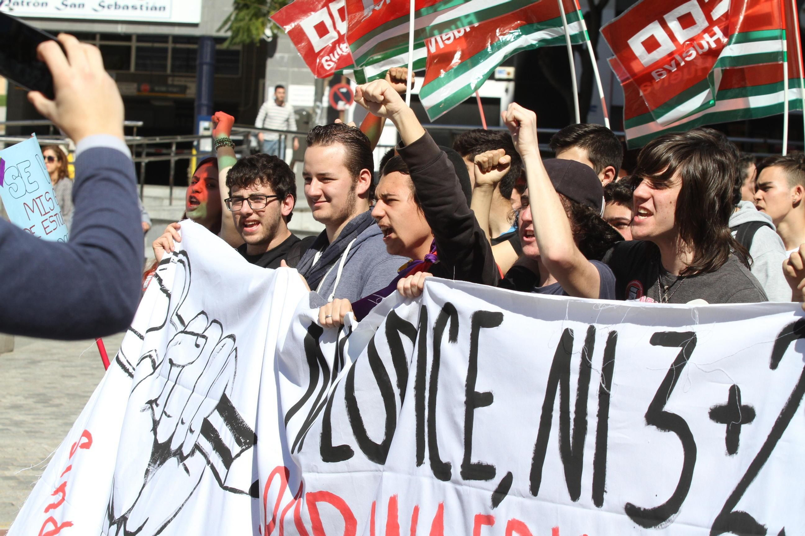 Imágenes  de la manifestación contra la Lomce en Huelva