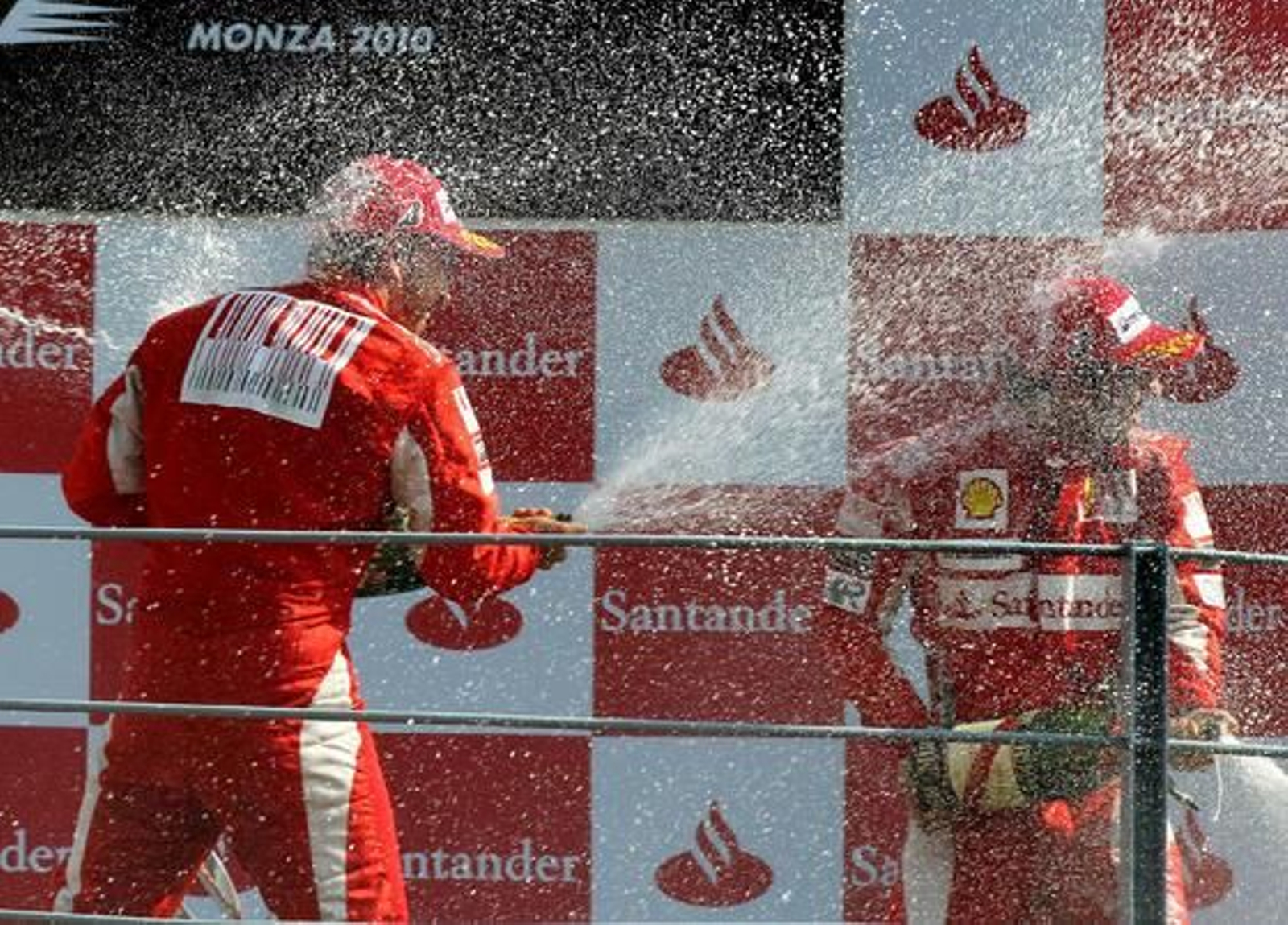 Fernando Alonso refuerza su candidatura al Mundial tras ganar en Monza. / EFE