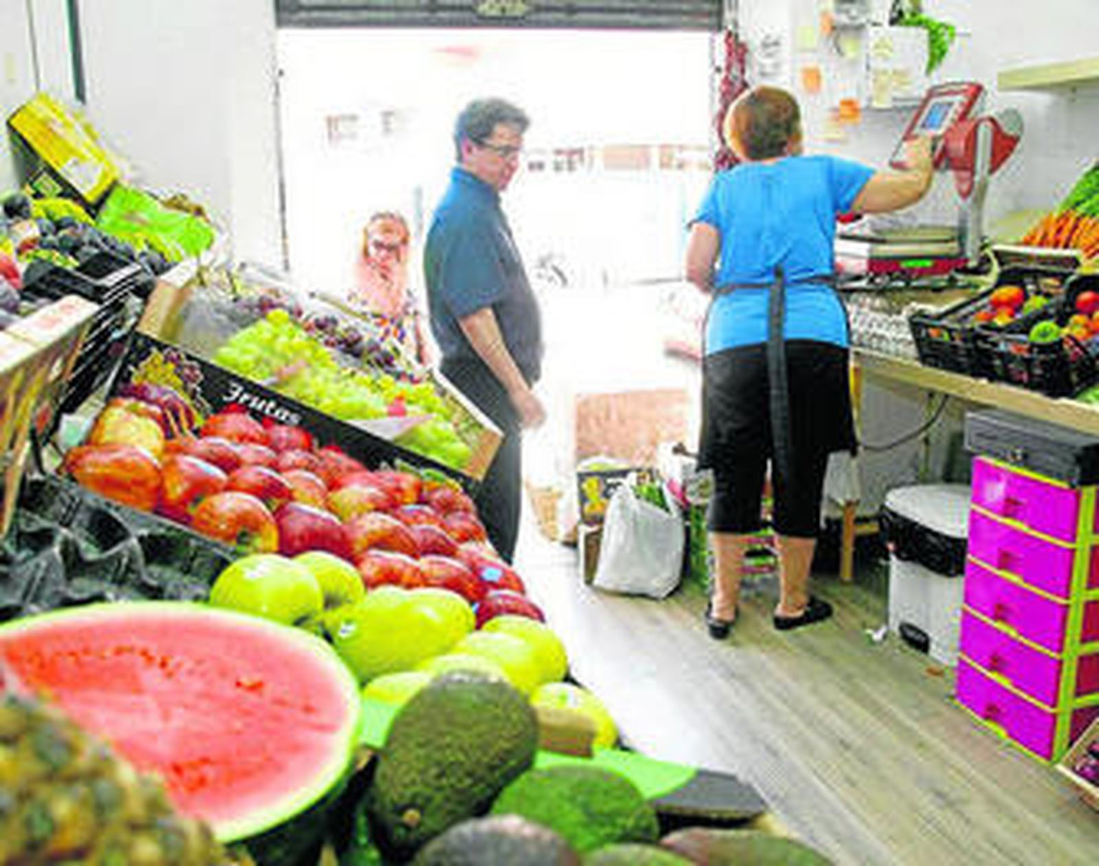 La presencia de carotenos en frutas y verduras causa el efecto.