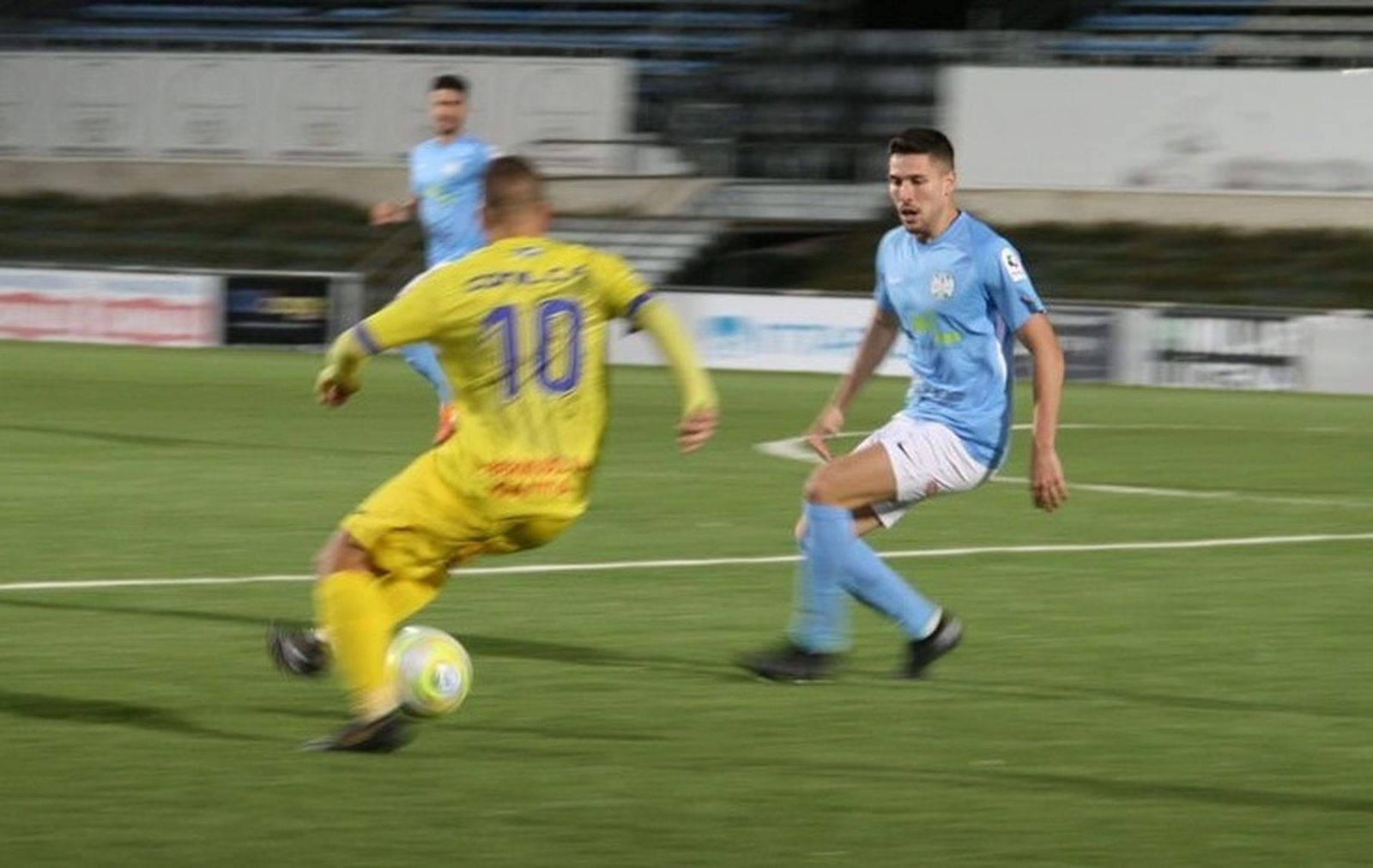 Fran Mejías encara con el balón a Jesús González.