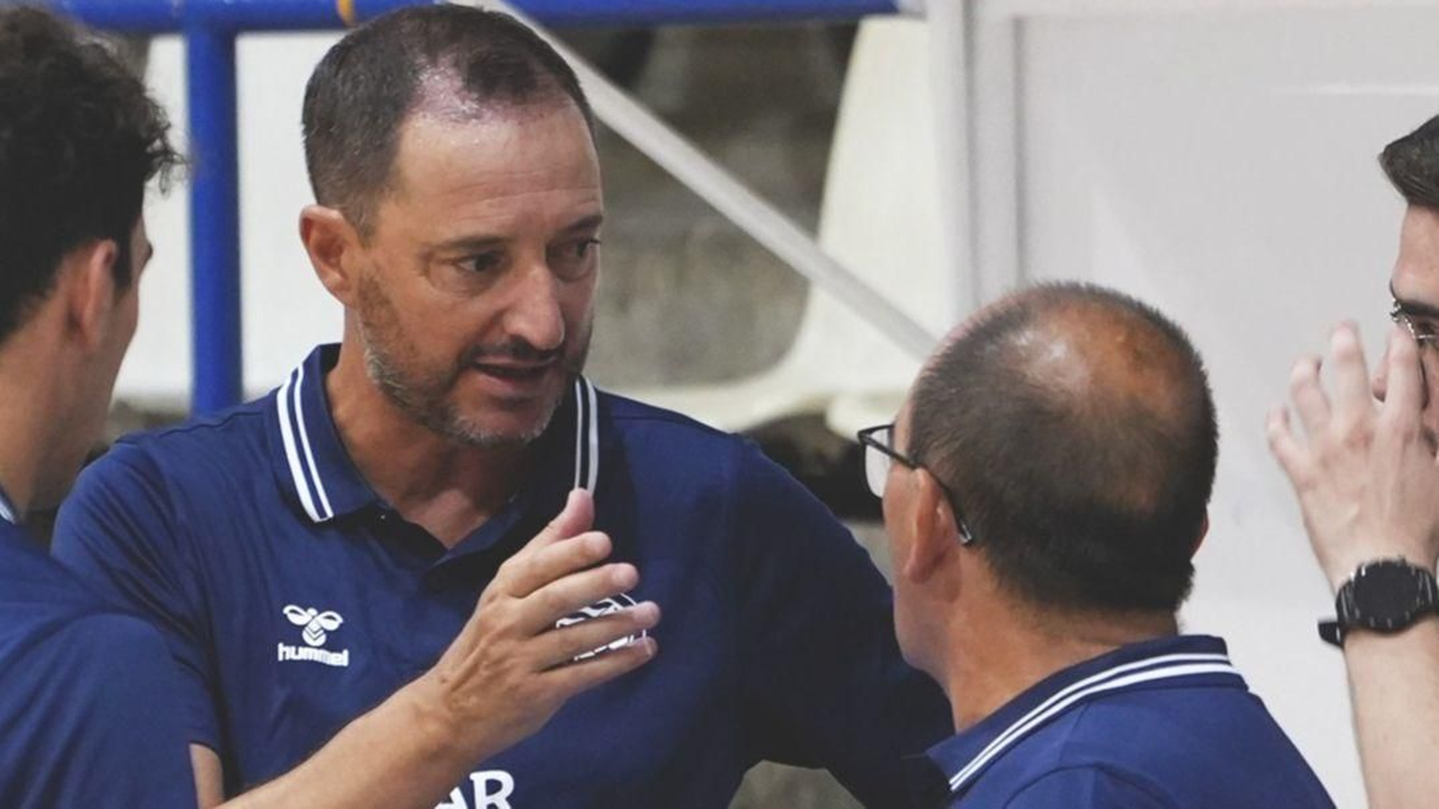 Isco Torres conversa con integrantes del cuerpo técnico en su primer entrenamiento.