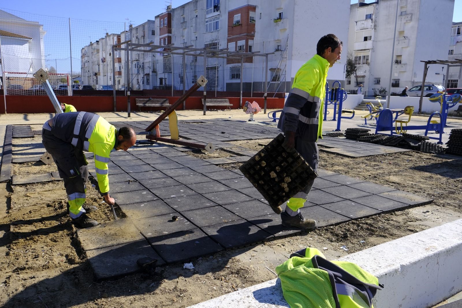 Los trabajos de arreglo de desperfectos provocados por actos vandálicos en el parque infantil de El Palomar.