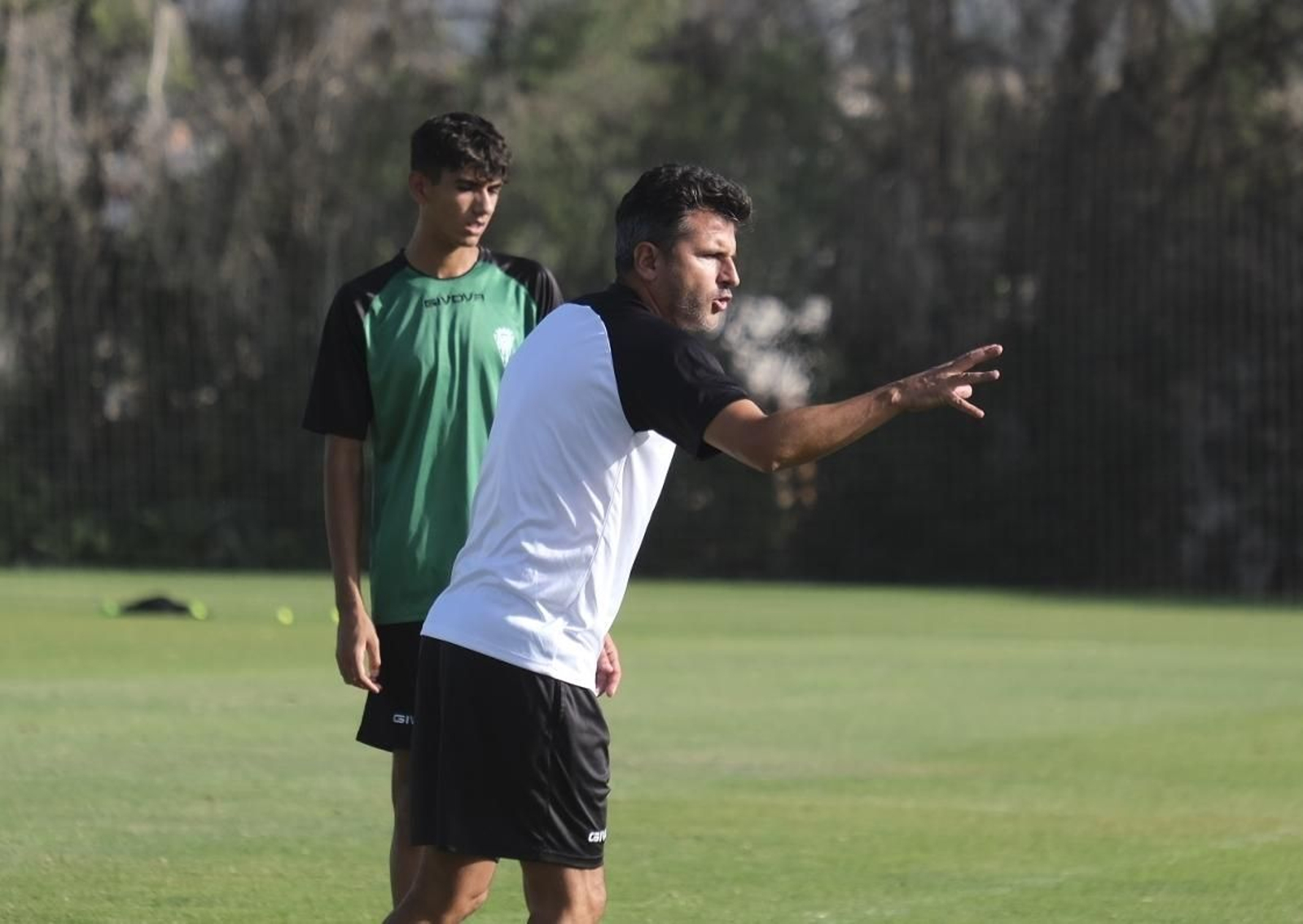 Iván Ania da órdenes durante un entrenamiento en la Ciudad Deportiva.