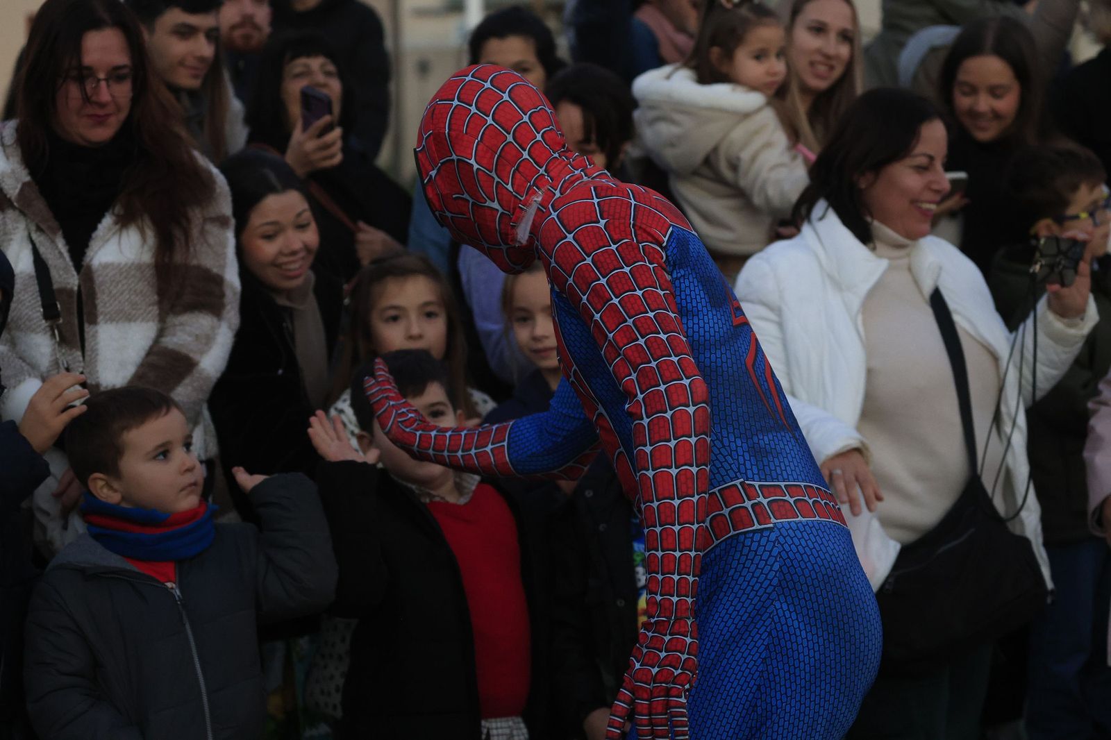 Búscate en las fotos de la cabalgata de Reyes Magos 2026 en La Línea