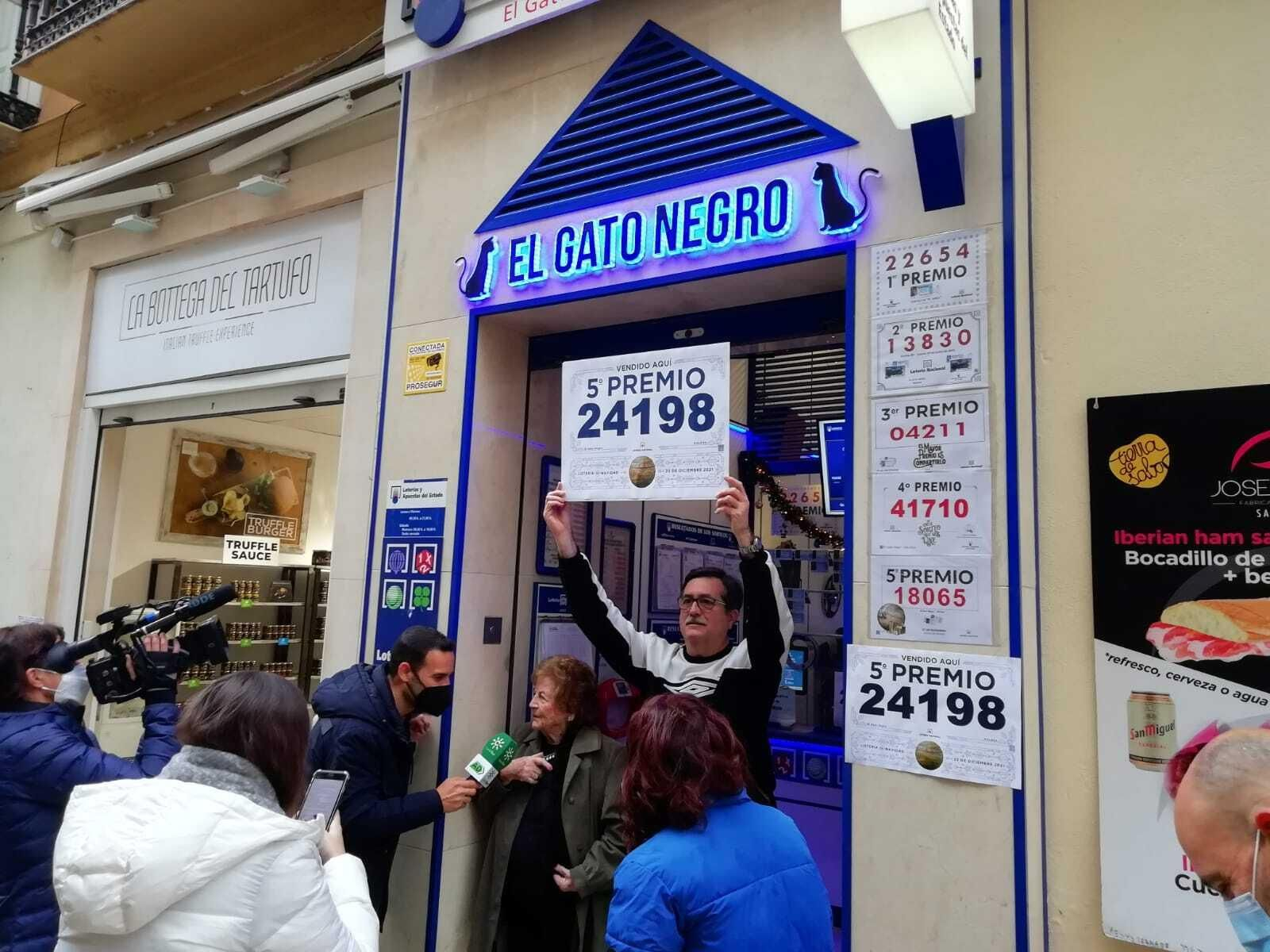 El Gato Negro de Málaga reparte 60.000 euros con el quinto premio de la Lotería de Navidad 24198