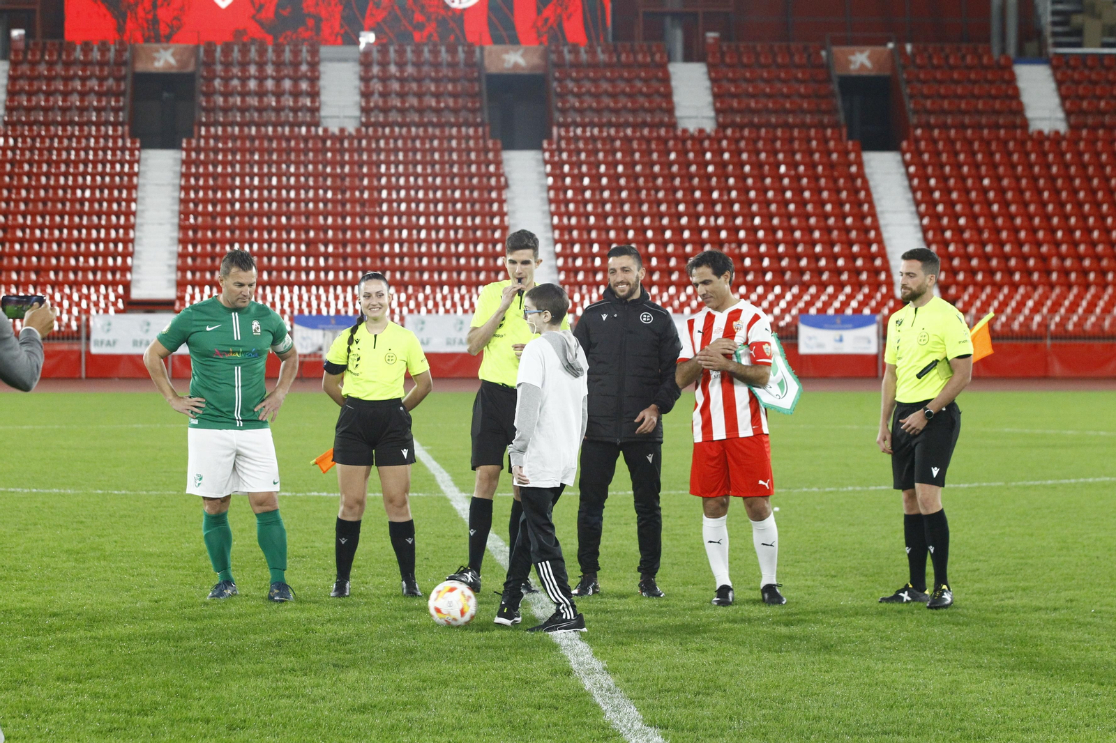 Imágenes del partido homenaje al 'eterno' capitán de la U.D. Almería, José Ortiz