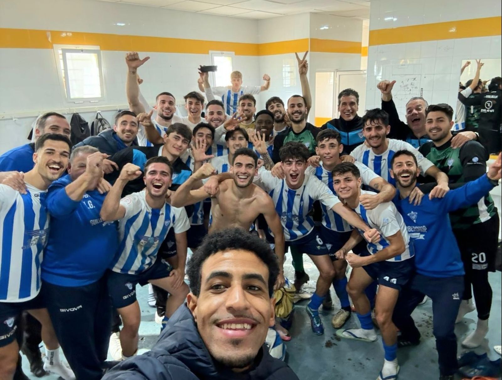 Los jugadores del Bollullos celebran su triunfo en el vestuario.