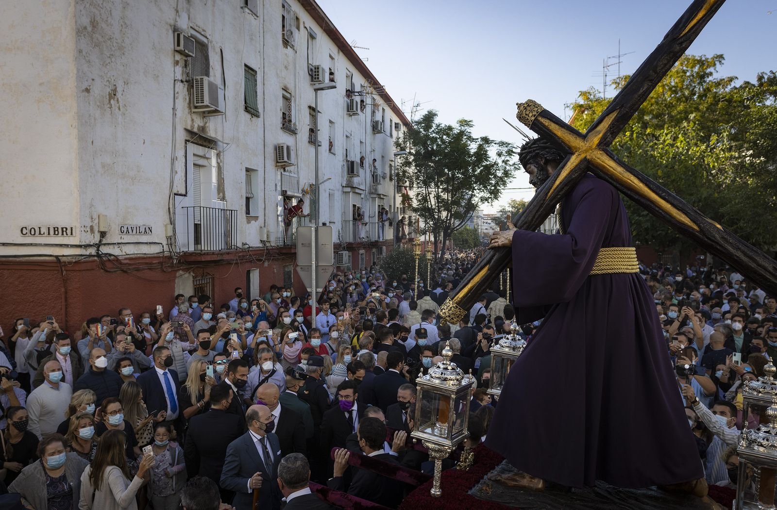 El Señor del Gran Poder por el barrio de Los Pajaritos, en imágenes.