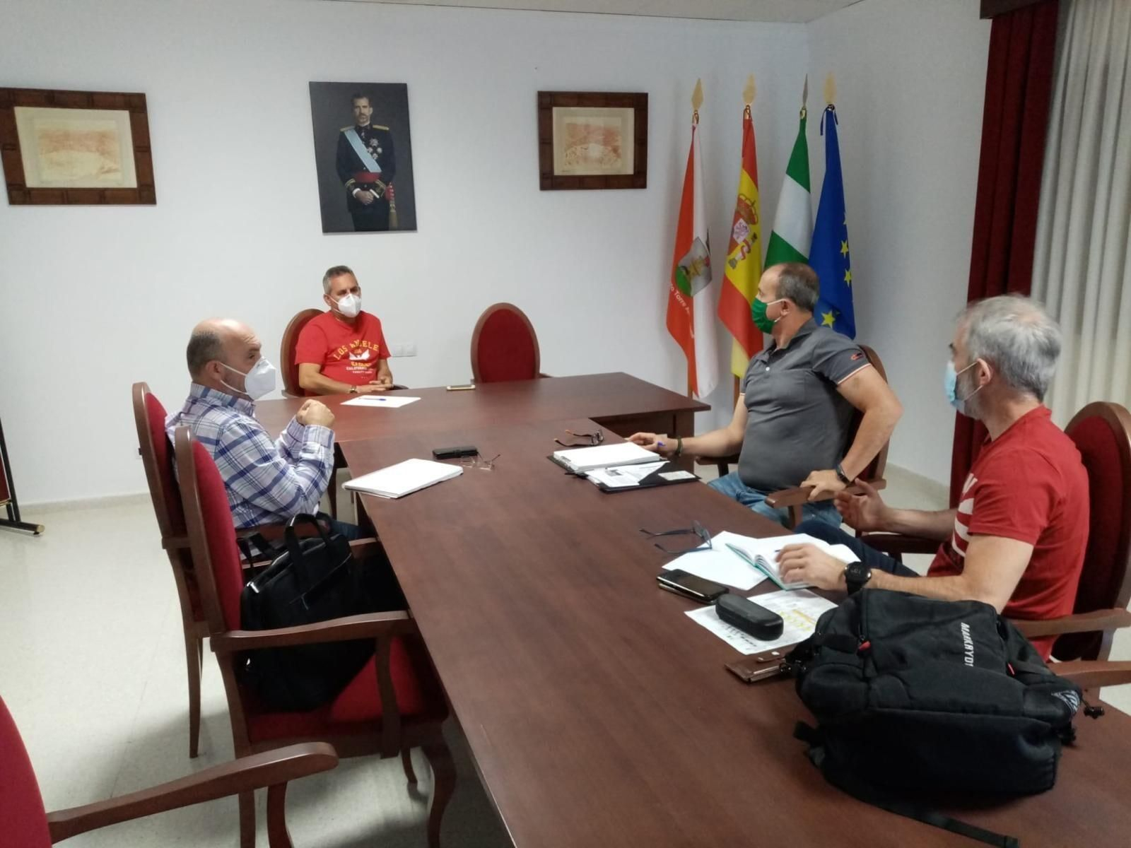 Momento de la reunión entre el alcalde y responsables de la firma Basica.