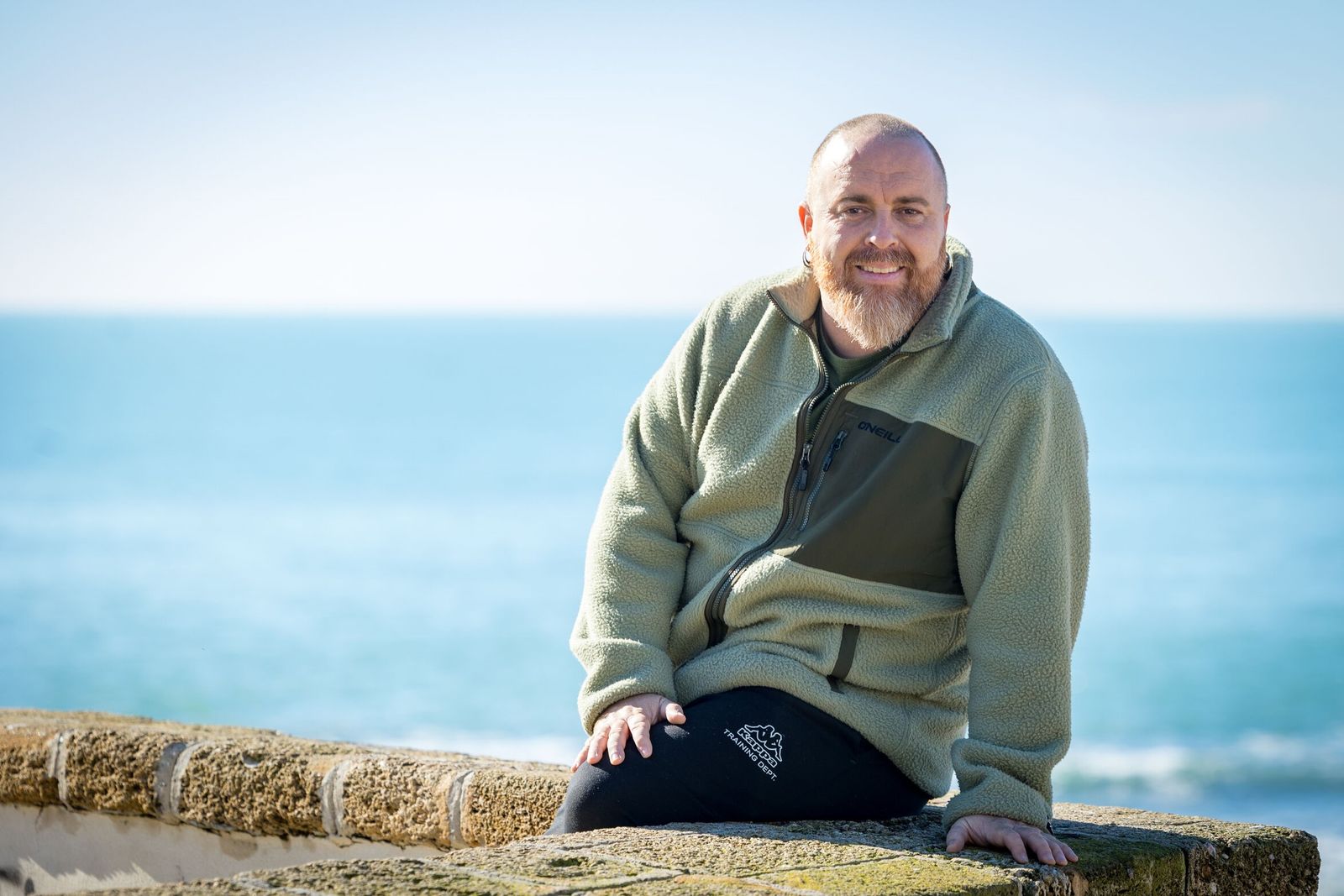 El Tomate junto a la playa de La Caleta.