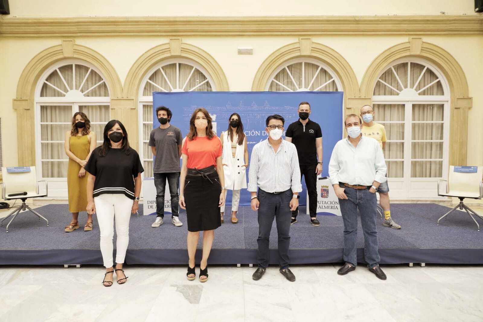 Isabel Mercader, Amalia Magán, Manuel Guzmán y Enrique Iznaola. Detrás, Irene Escolar, Javier Pereira, Elena Furiase, Francisco Conde y Manuel Martín Cuenca