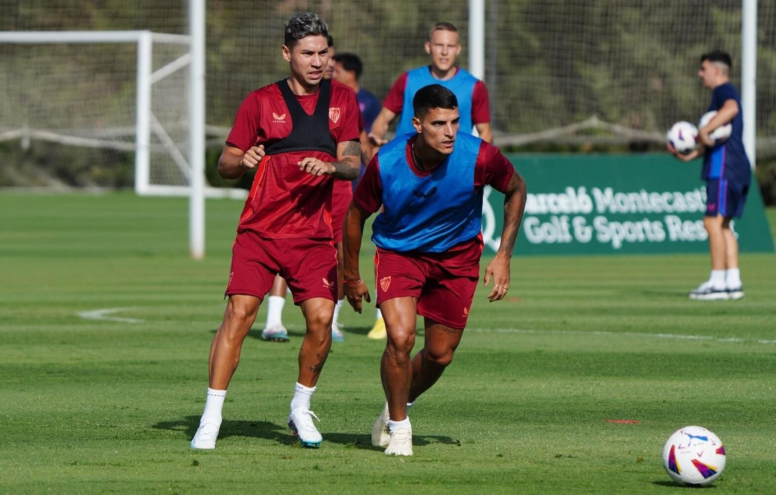 Lamela conduce el balón delante de Montiel en Montecastillo.