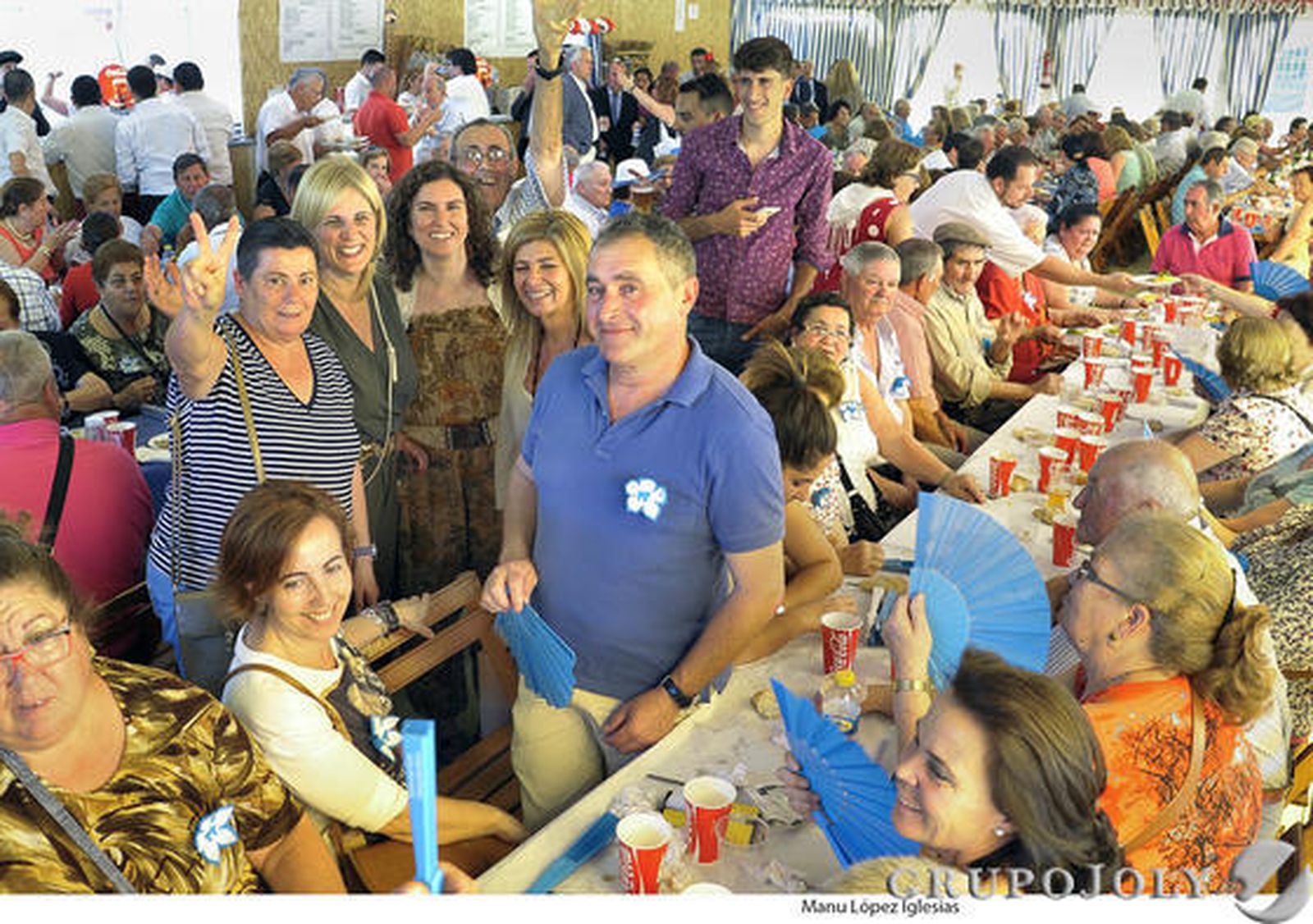 La alcaldesa junto a varias delegadas municipales, ayer en una atestada Caseta de los Mayores.

Foto: Manu Lopez Iglesias