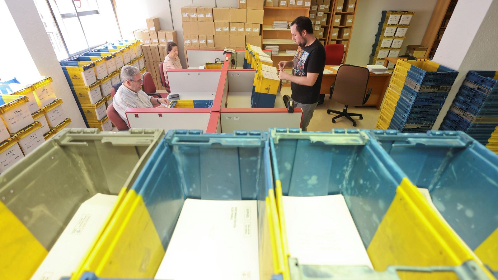 Cajas listas en la Oficina del Censo Electoral para el envío de documentación del foto por correo.