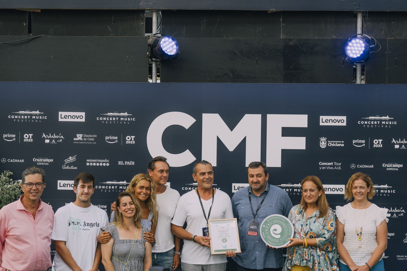 La organización del evento, al recibir el reconocimiento de sostenibilidad