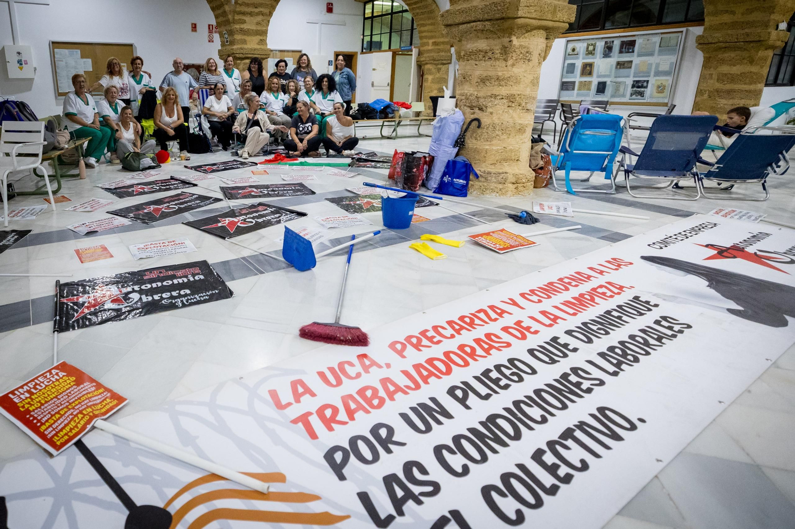 Una imagen del primer día de encierro en la facultad de Filosofía yt Letras de las trabajadoras de la limpieza de la Universidad de Cádiz.