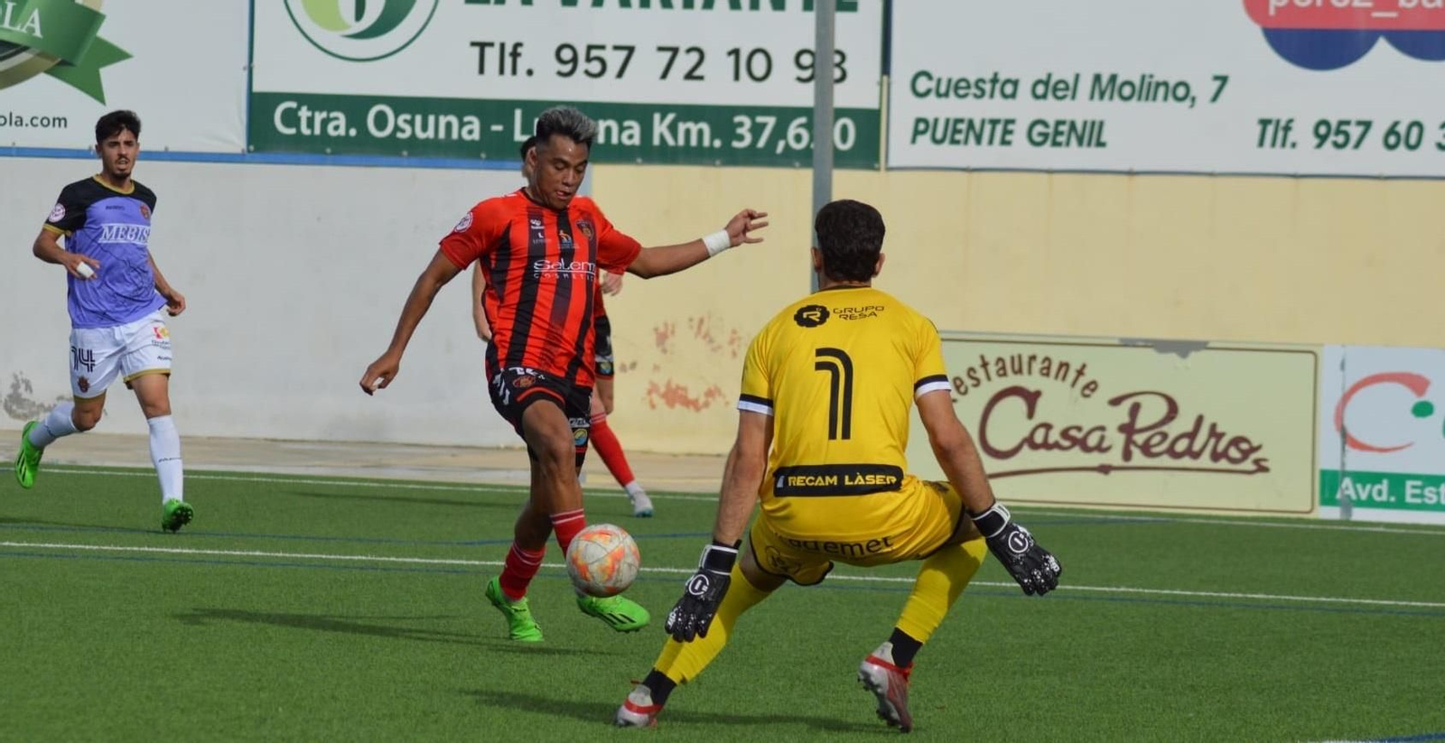 Alan Araiza intenta zafarse de la entrada de Gonzalo.