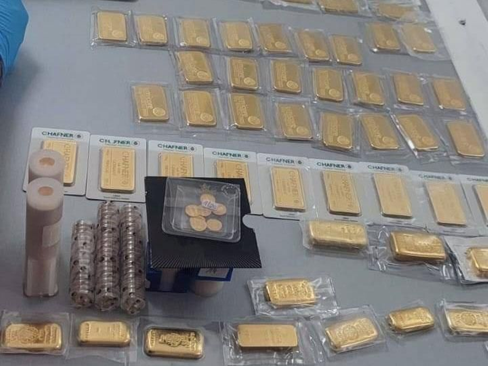 Parte de los lingotes y monedas de oro que se han intervenido en el puerto de Cádiz.