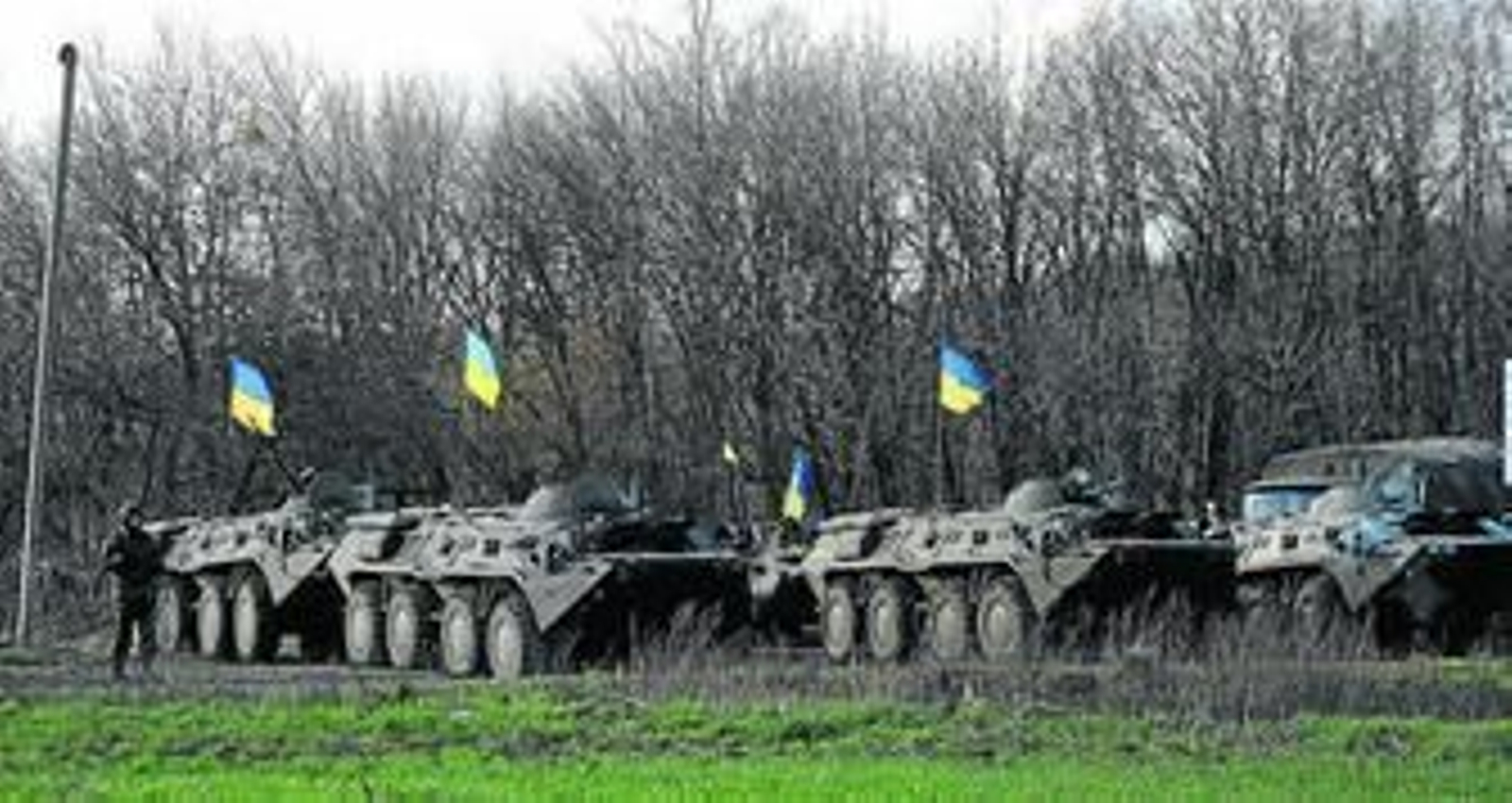 Vehículos blindados del Ejército ucraniano en una carretera en el área de Kharkiv.