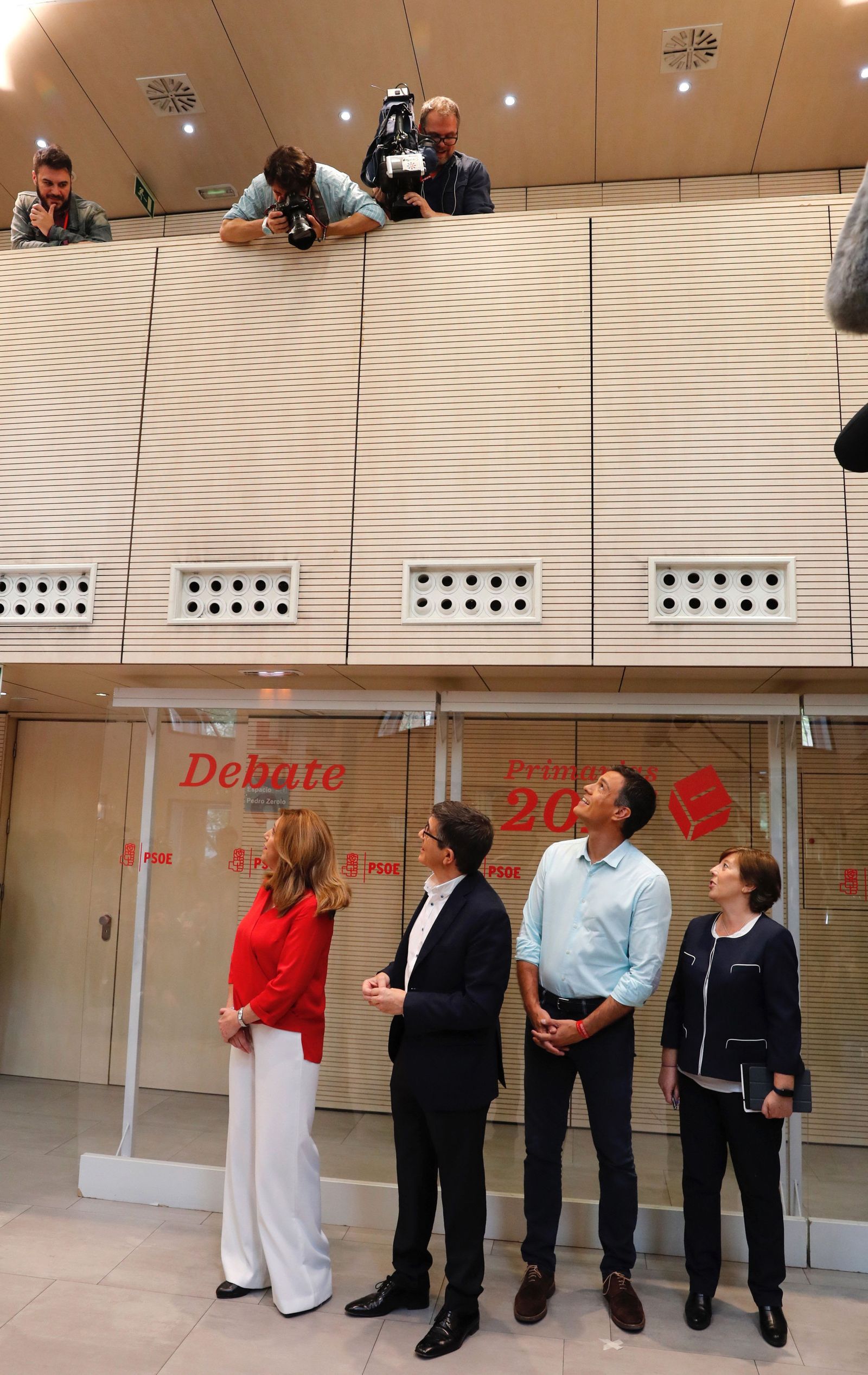 Los tres candidatos posaban y soltaban los nervios antes del debate.
