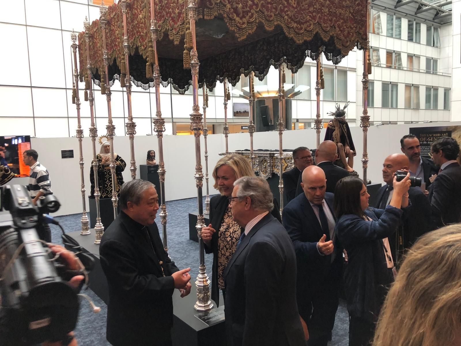 Numeroso público durante la inauguración de la muestra de Arte Sacro en el Parlamento Europeo