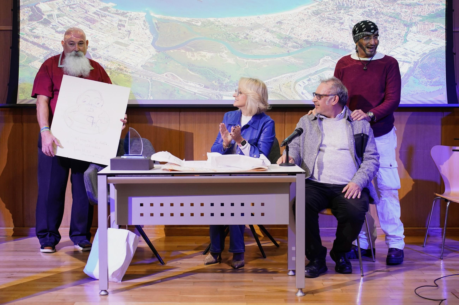 Fotos de la entrega del premio Ateneo José Román de Algeciras 2025 a Juan Moya