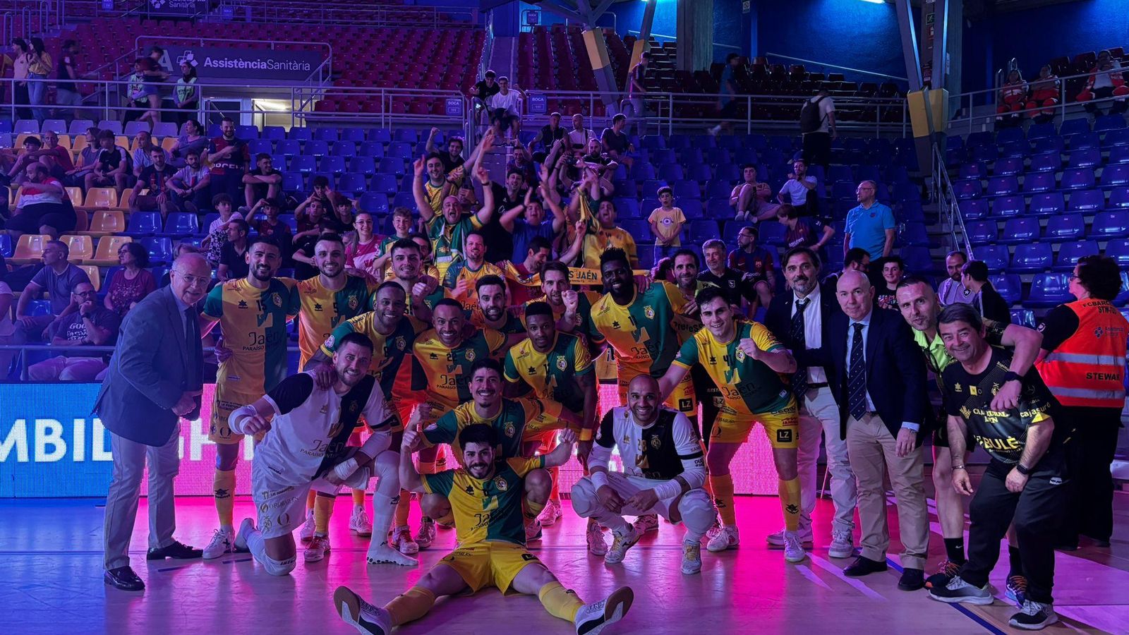 La expedición amarilla celebra su triunfo en el Palau Blaugrana del pasado jueves.