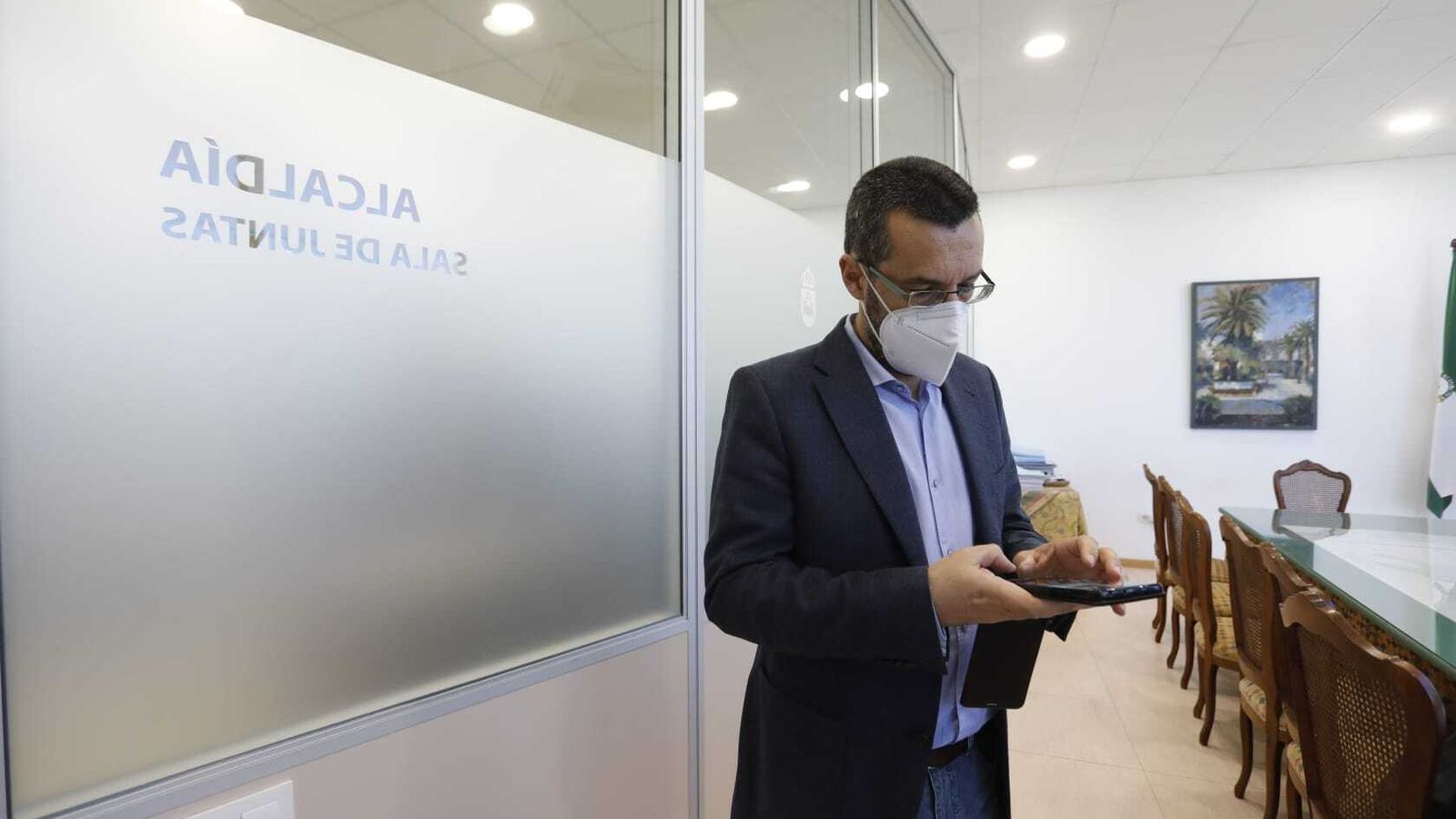 Juan Franco se prepara para atender a los medios.