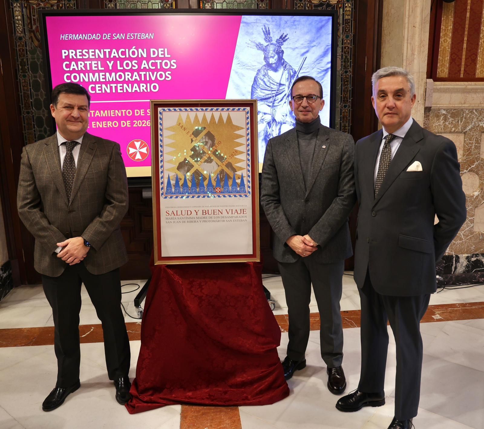 El teniente de hermano mayor de San Esteban, Salvador Amoedo; el autor del cartel del centenario, Luis Rubiño; y el hermano mayor de San Esteban, Luis Tovaruela
