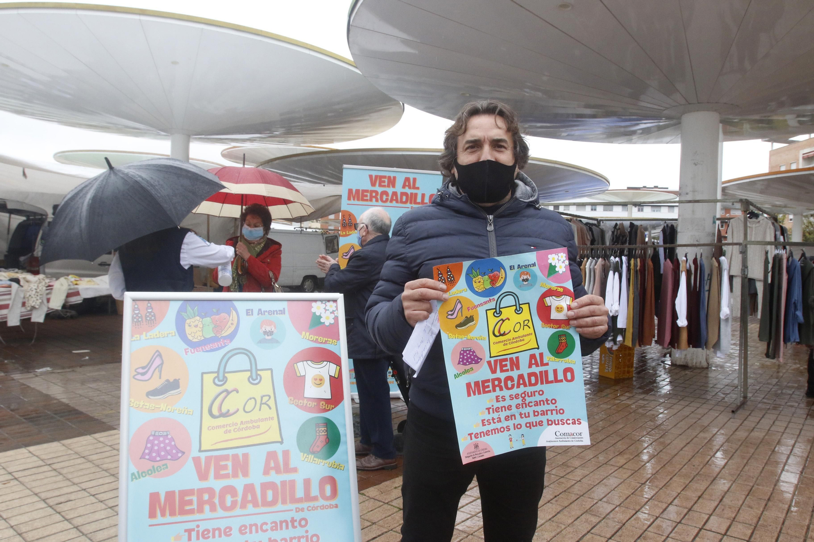 El presidente de Comacor, Antonio Torcuato, con el cartel de la campaña.