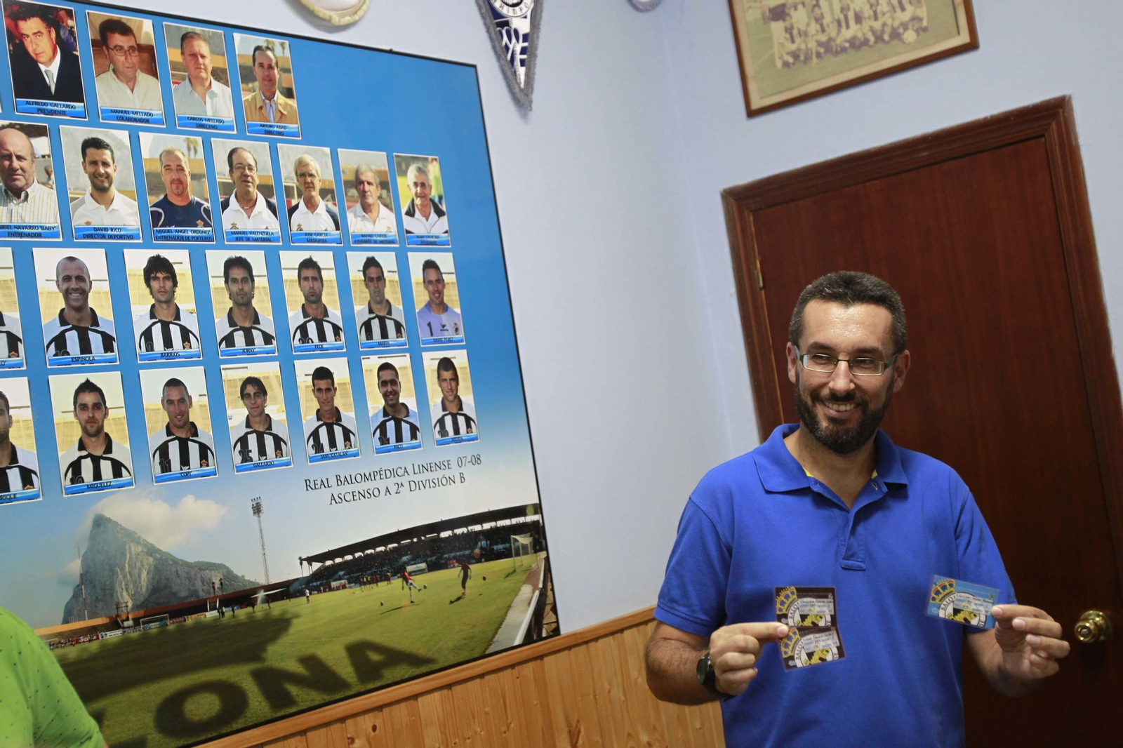 Juan Franco, con sus abonos, en las oficinas de la Real Balompédica