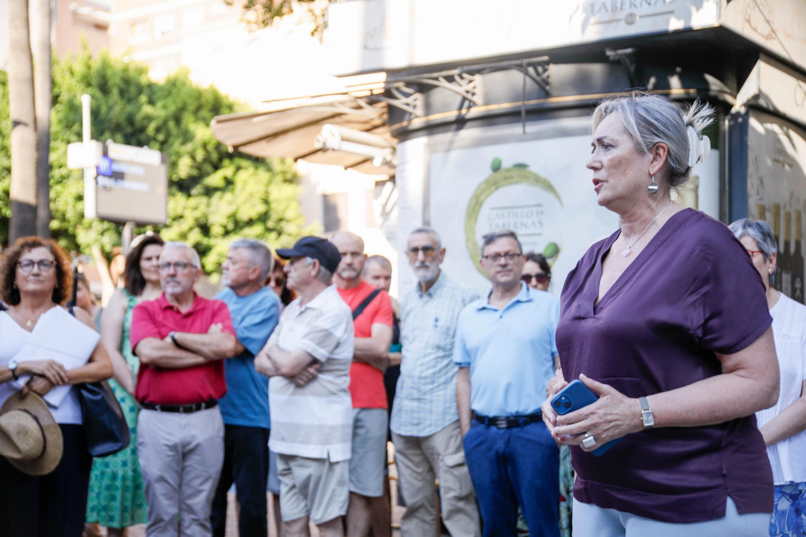 Las imágenes del minuto de silencio en el Mirador de la Rambla por la mujer asesinada en Almería