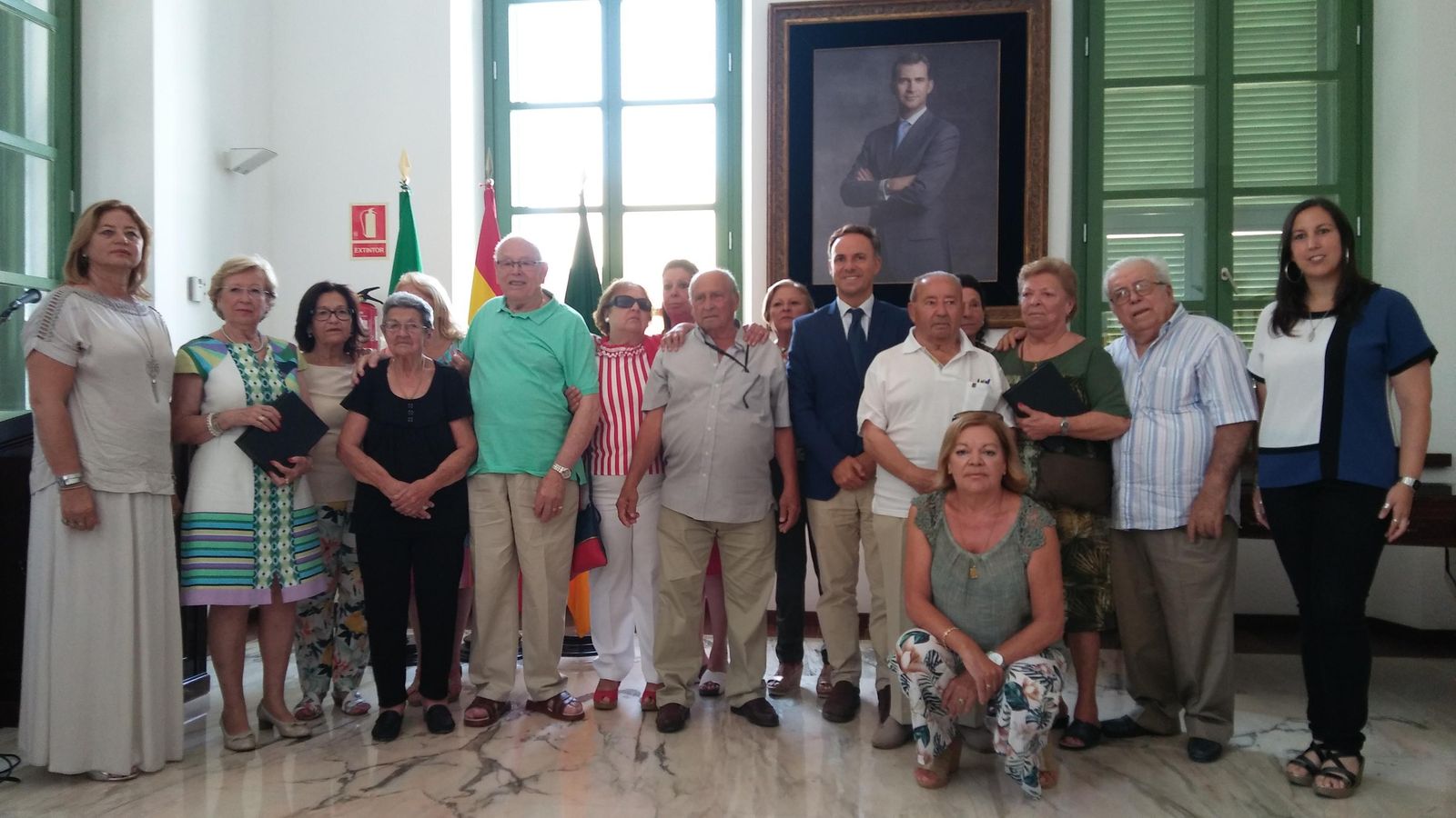 El alcalde y María Eugenia Lara, junto a los carpinteros de ribera y sus familiares en el Ayuntamiento.