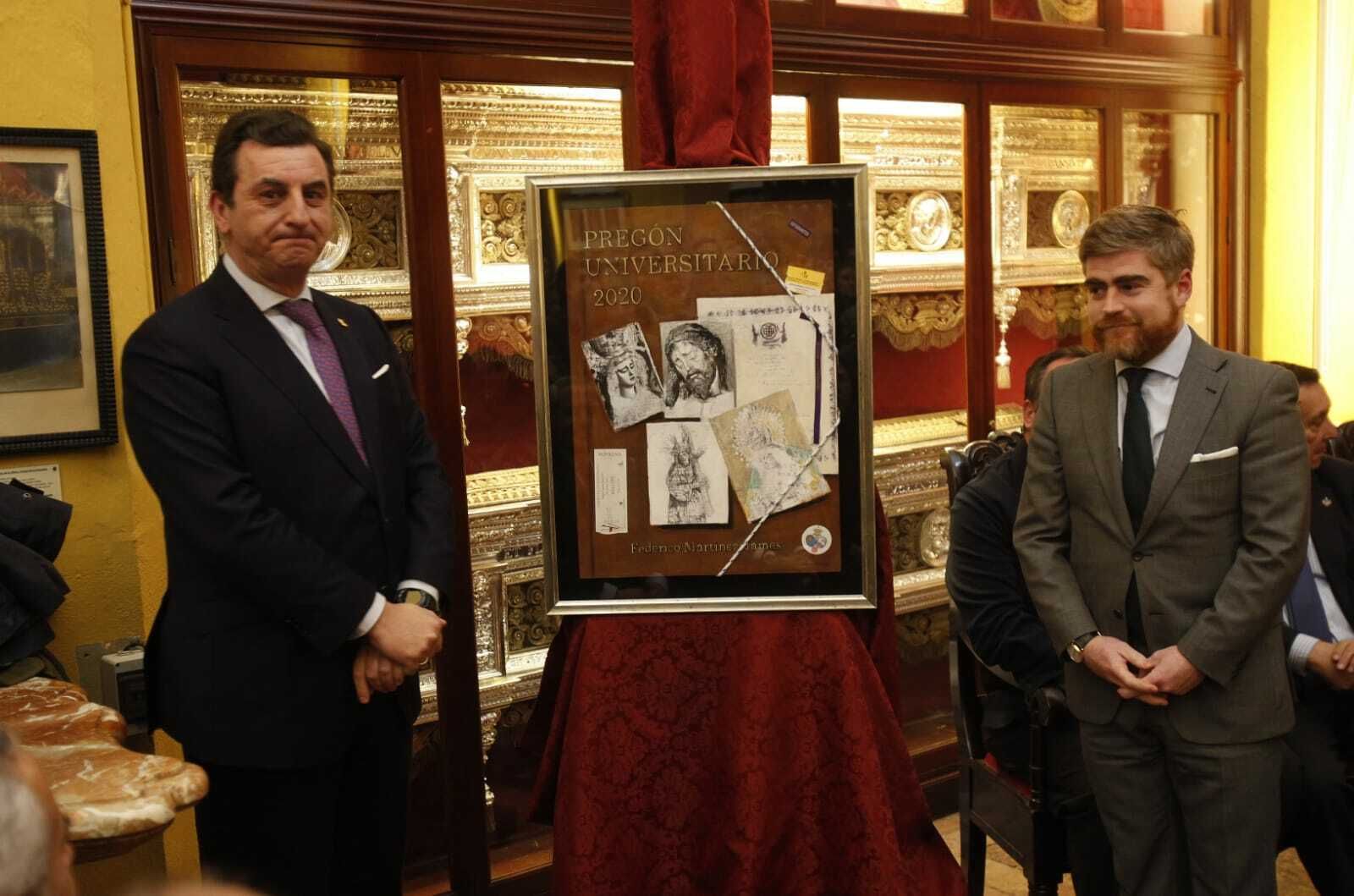 El hermano mayor de los Estudiantes, Jesús Resa; y el autor del cartel, Carlos Peñuela, con el cartel.