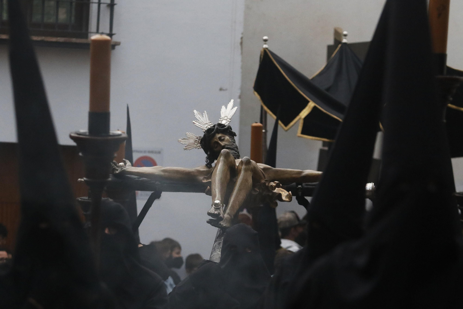 Lunes Santo en Córdoba: Las imágenes de la salida de la hermandad del Vía Crucis