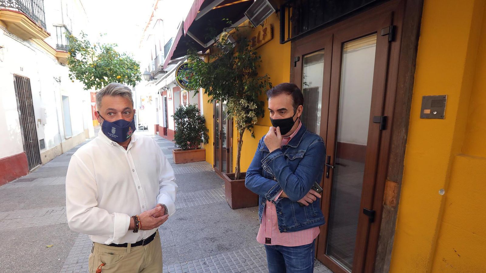 El delegado de Seguridad y el presidente de Asunico, ayer en la calle San Pablo.