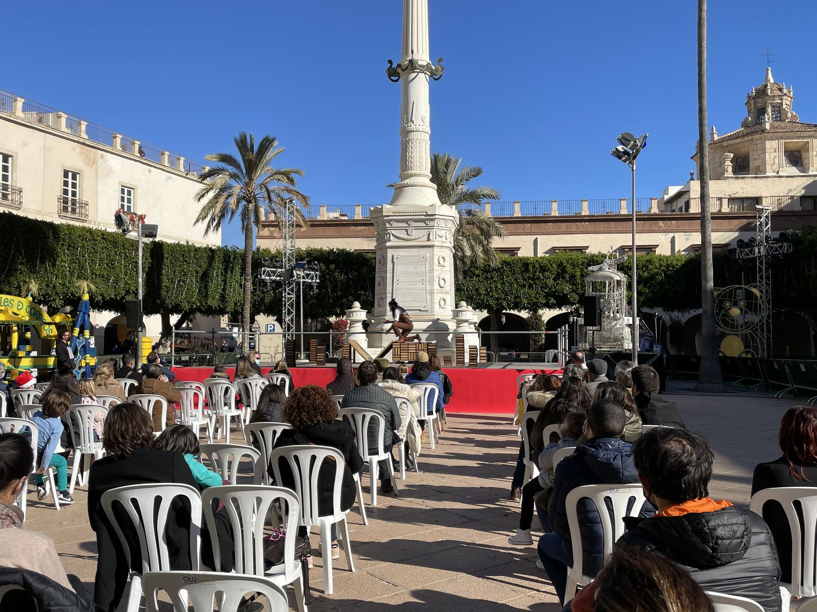 Entre grandes medidas de seguridad, no quedó una silla vacía en el inicio del Festival de Teatro Infantil.