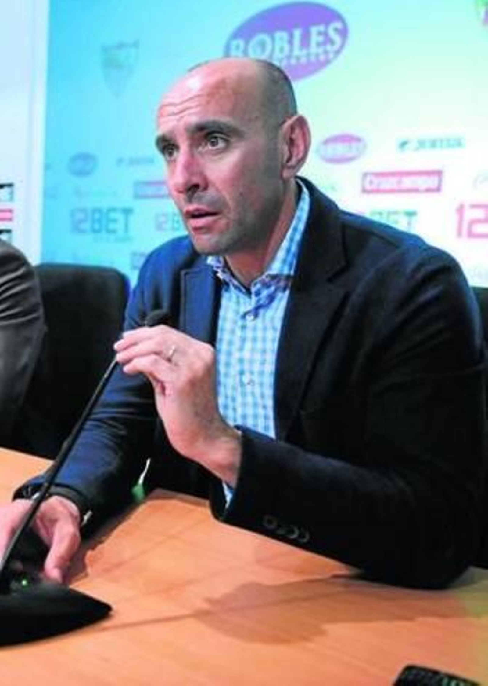 Monchi da explicaciones durante la presentación de Marcelino.