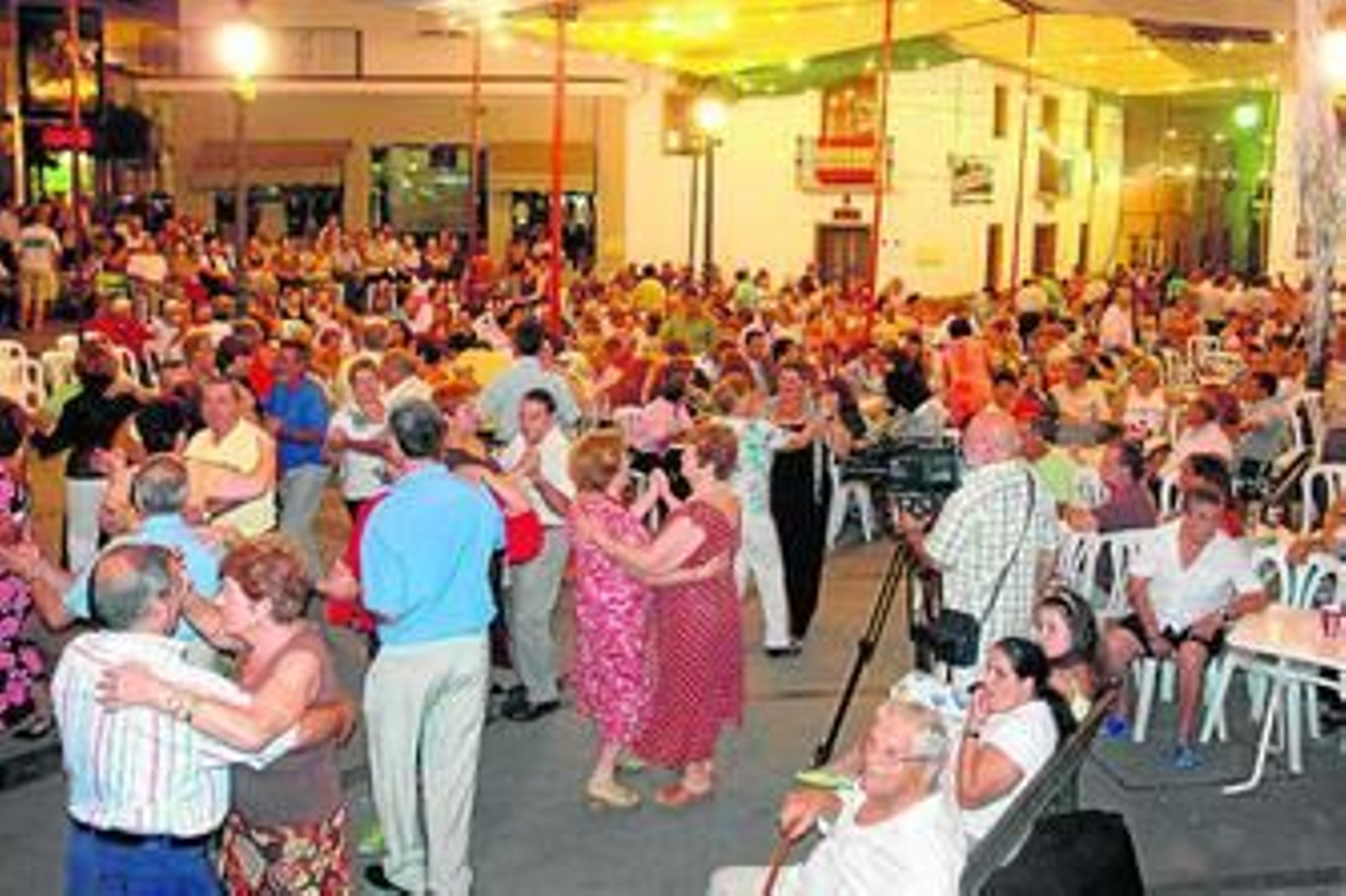 Los vecinos se animan a bailar pasodobles en las fiestas del pueblo. Los vecinos se animan a bailar pasodobles en las fiestas del pueblo.