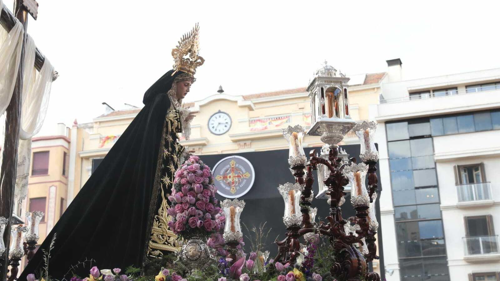 La Virgen de los Dolores en su Amparo y Misericordia,  ante la tribuna oficial.