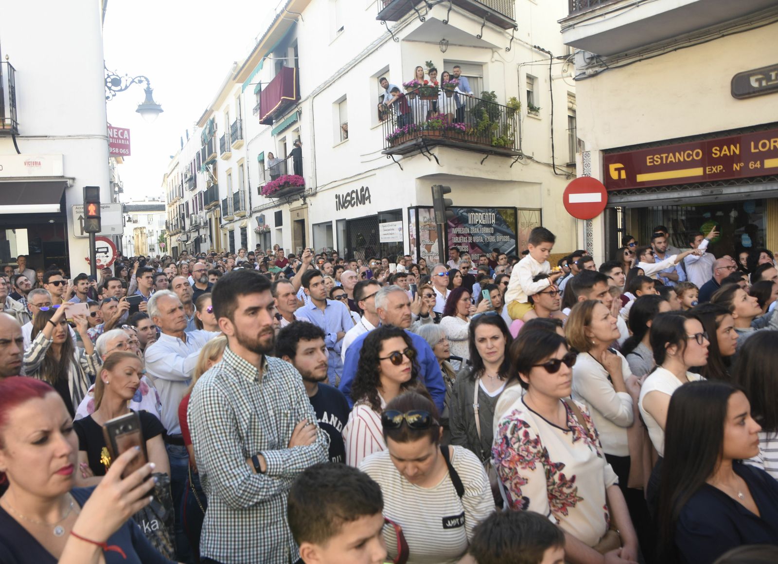 Fieles esperando la salida del Prendimiento.