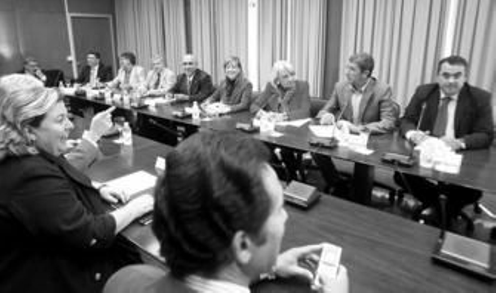 Los alcaldes se reunieron con la consejera de Gobernación, Clara Aguilera, en la sede del Gobierno andaluz en Cádiz.